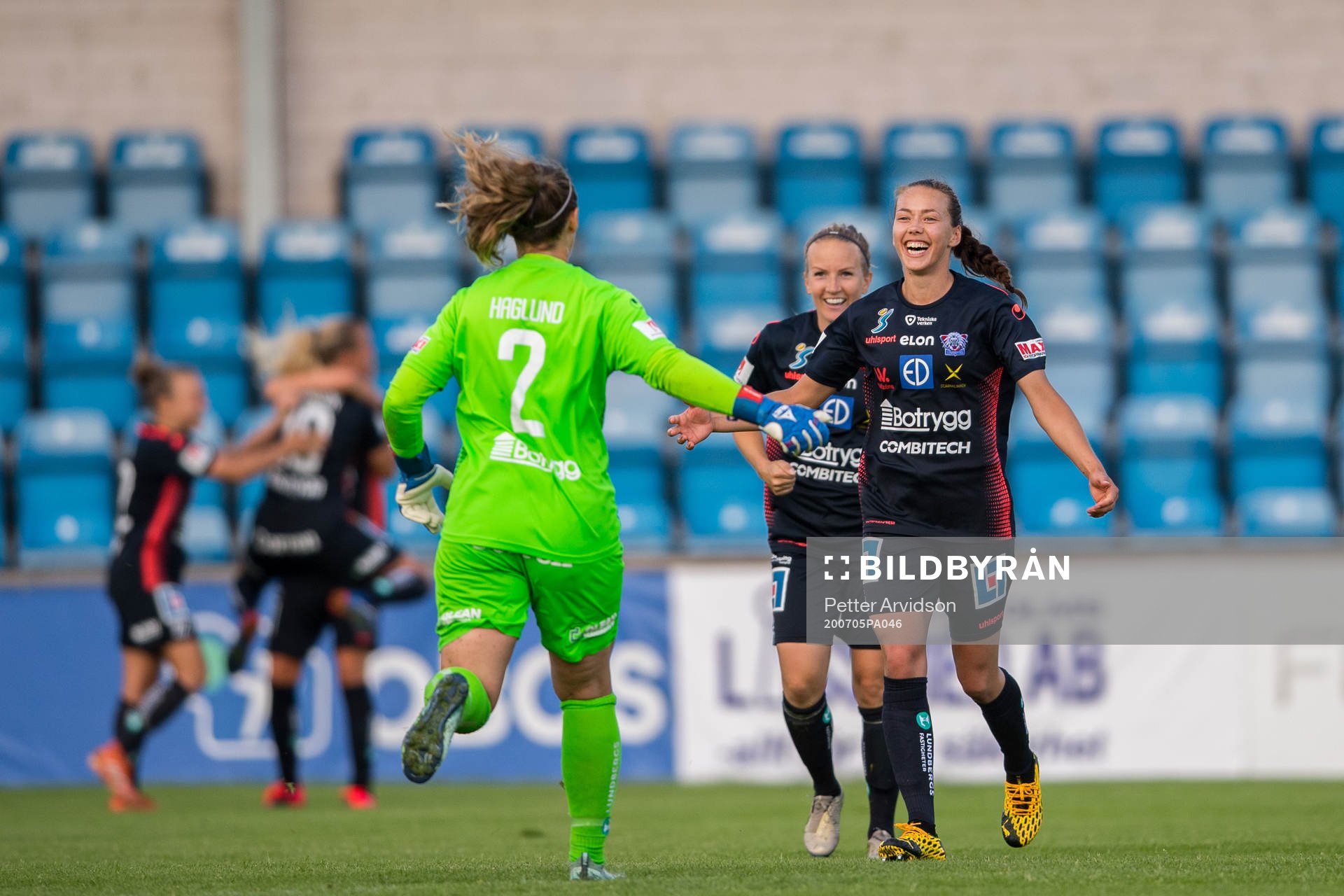 Linköpings målvakt Matilda Haglund och Elin Landström