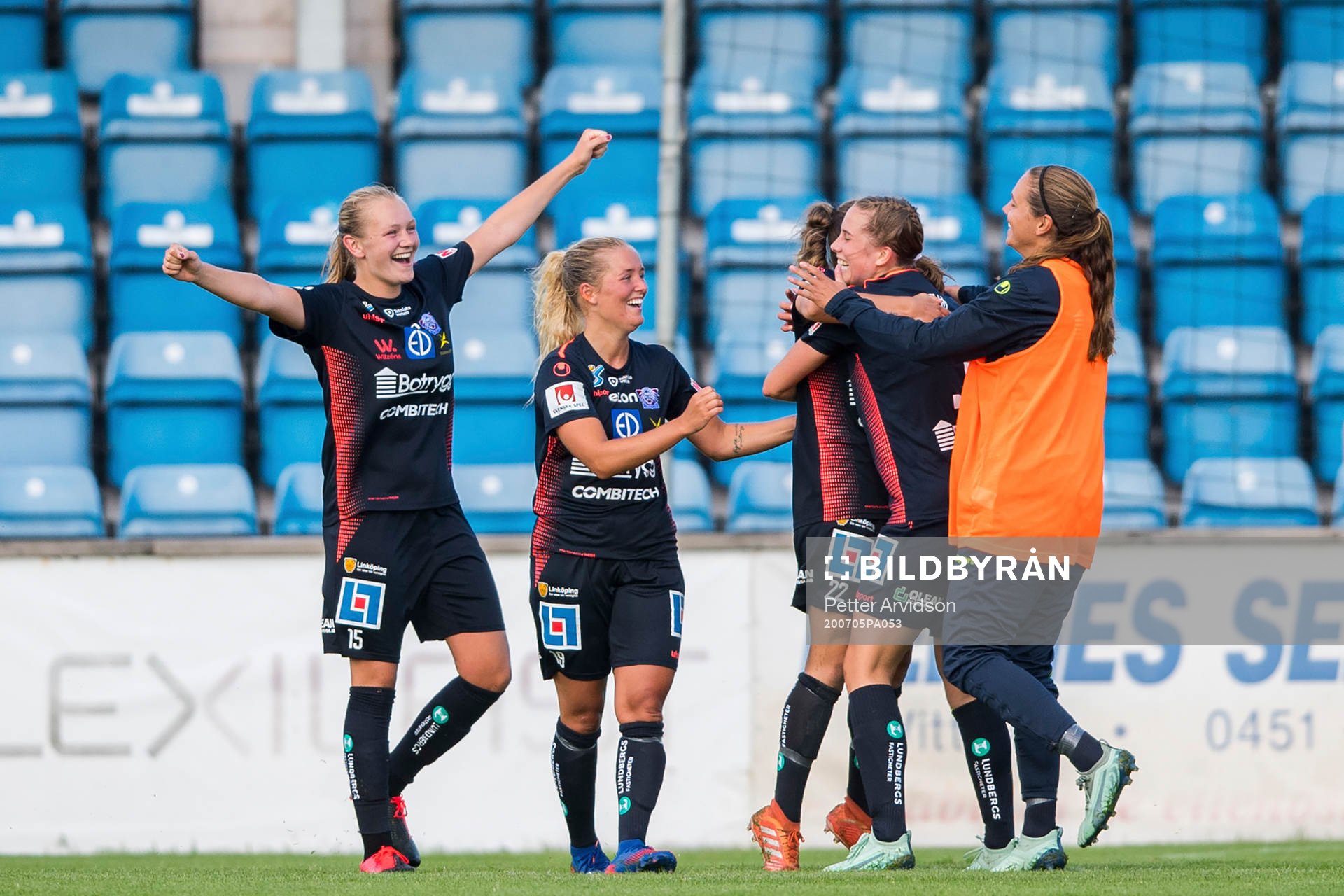 Linköpings Frida Leonhardsen Maanum (tv) jublar