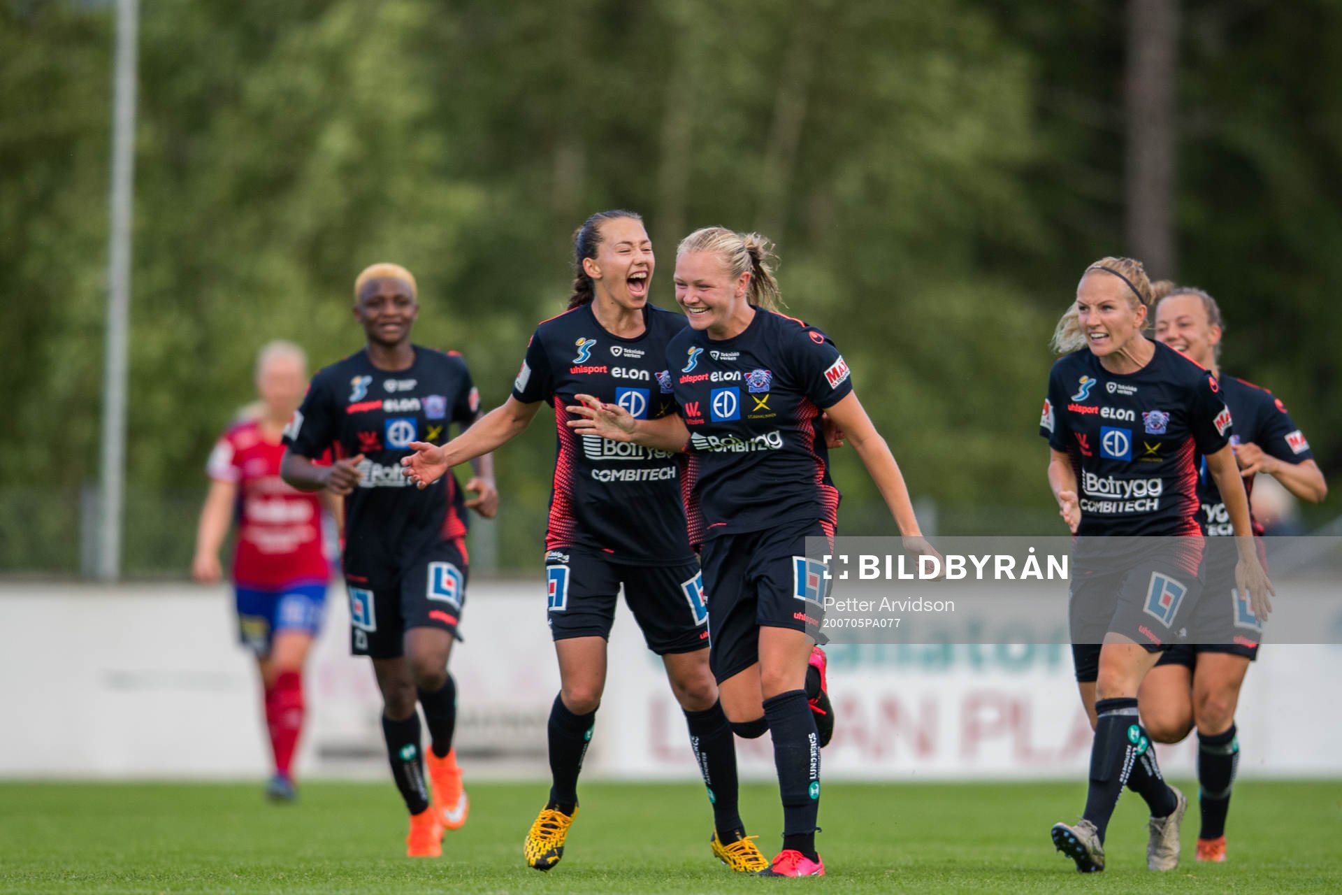 Linköpings Elin Landström jublar med Frida Leonhardsen