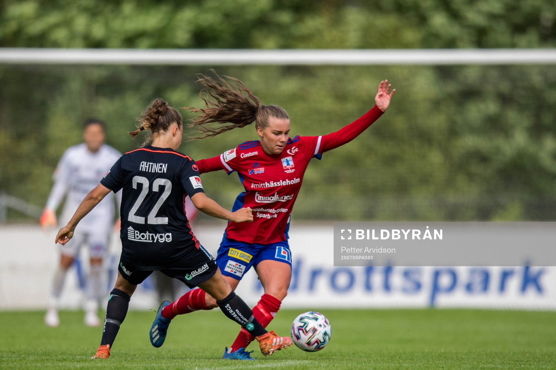 Vittsjös Ebba Hed och Linköpings Olga Adela Ahtinen under fotbollsmatchen i Damallsvenskan mellan Vittsjö och Linköping den 5 juli 2020 i Vittsjö.
