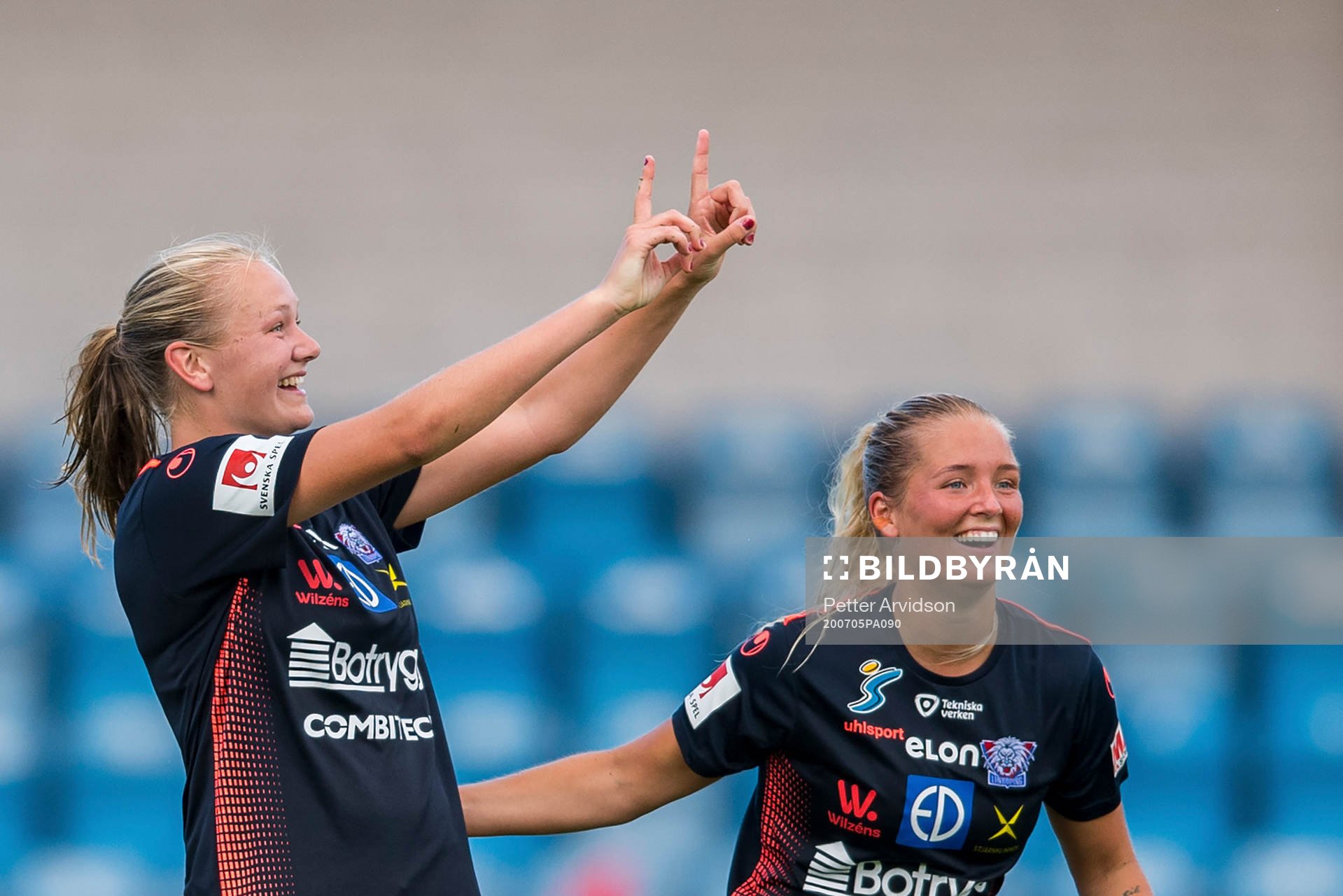 Linköpings Frida Leonhardsen Maanum jublar bredvid Ronja Artonsson efter sitt 1-2 mål under fotbollsmatchen i Damallsvenskan mellan Vittsjö och Linköping den 5 juli 2020 i Vittsjö.