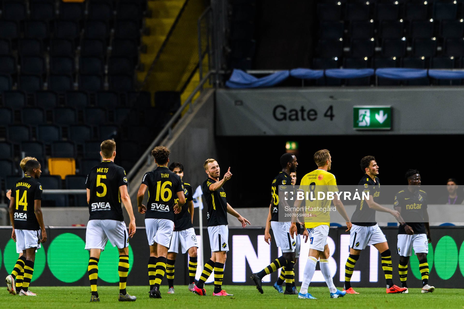 s Sebastian Larsson reagerar på ett domslut