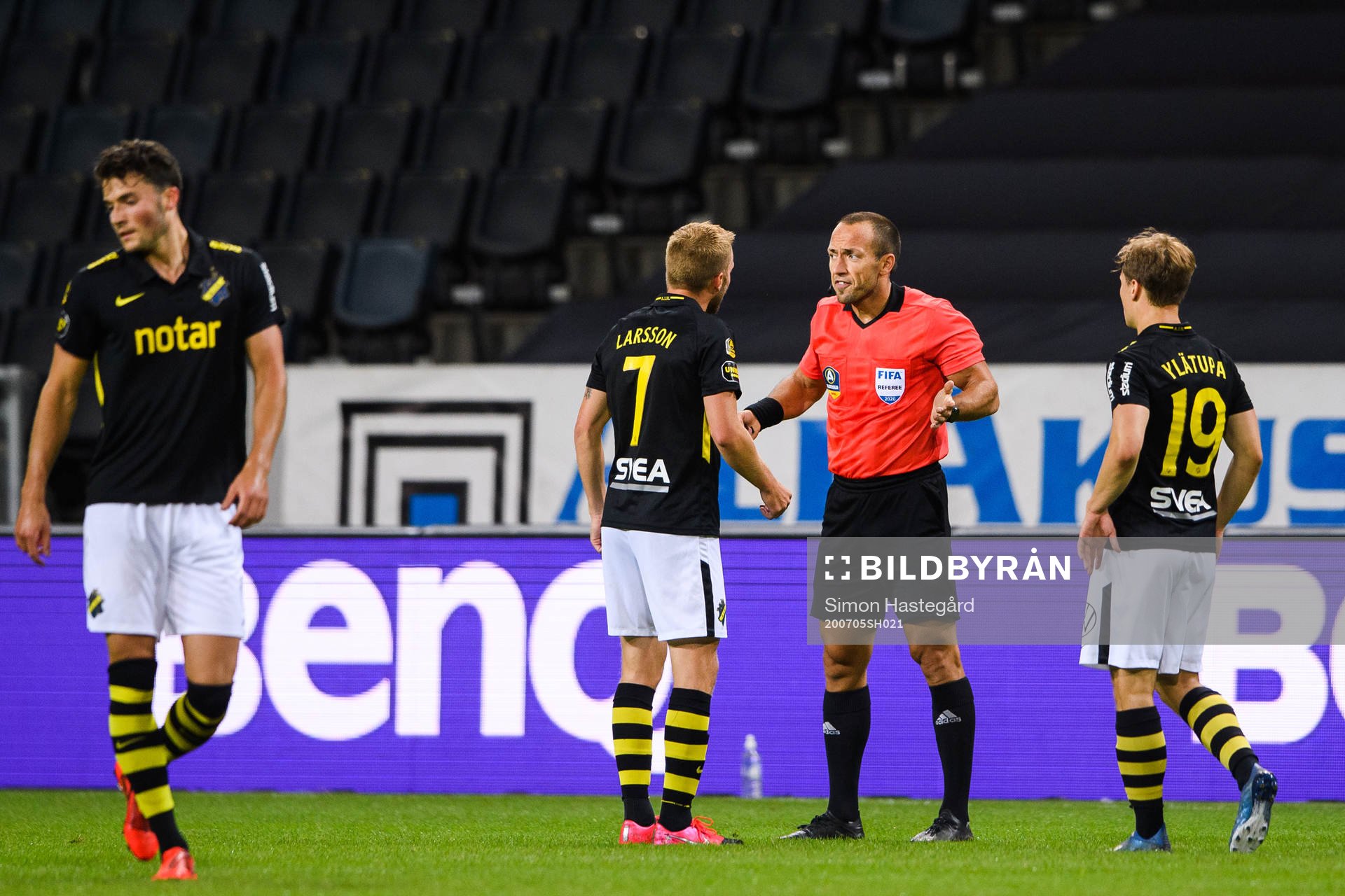 Domare Kaspar Sjöberg i samtal med Sebastian Larsson och