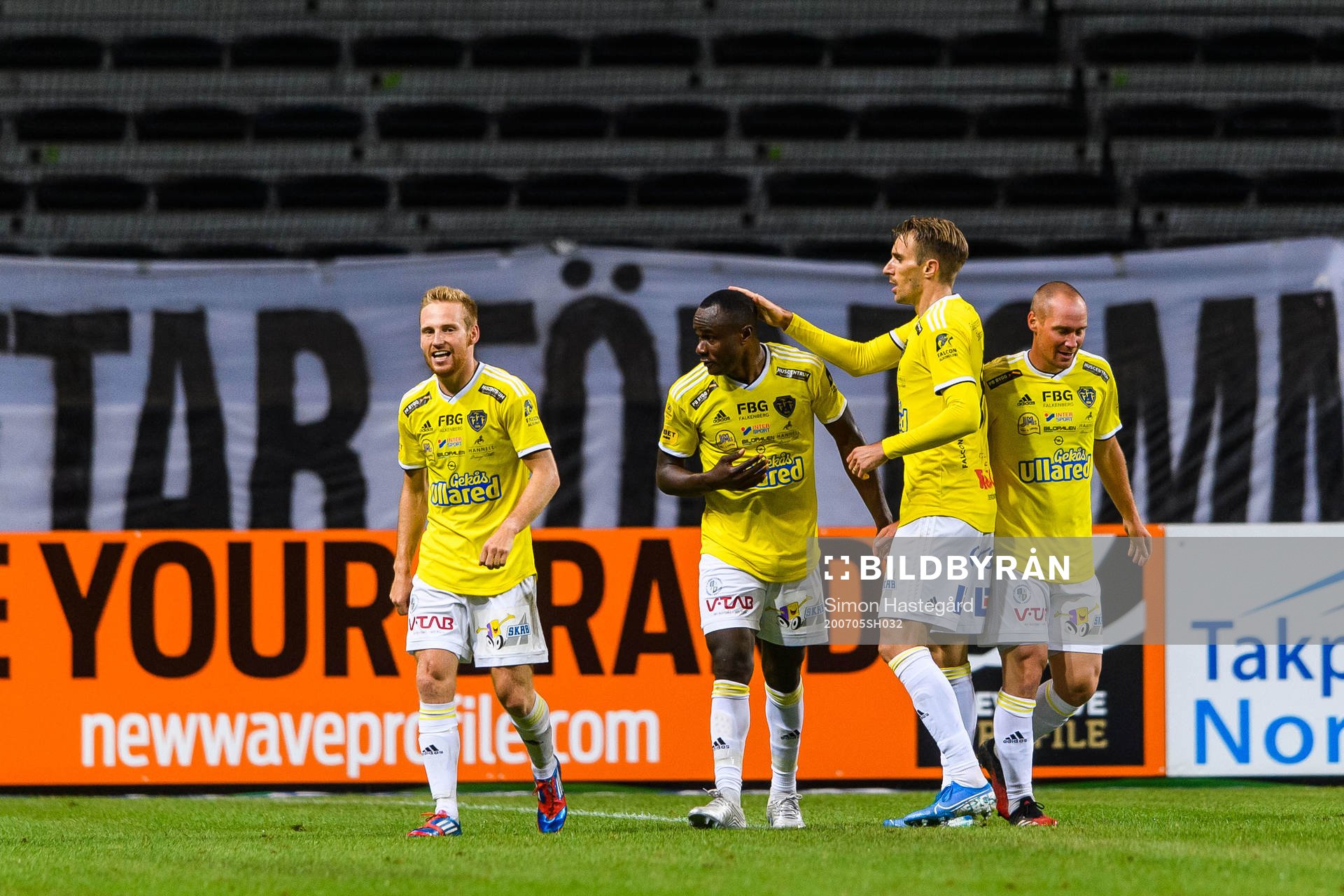 Falkenbergs Nsima Peter jublar med lagkamrater efter 0-1 under fotbollsmatchen i Allsvenskan mellan AIK och Falkenberg den 5 juli 2020 i Stockholm.