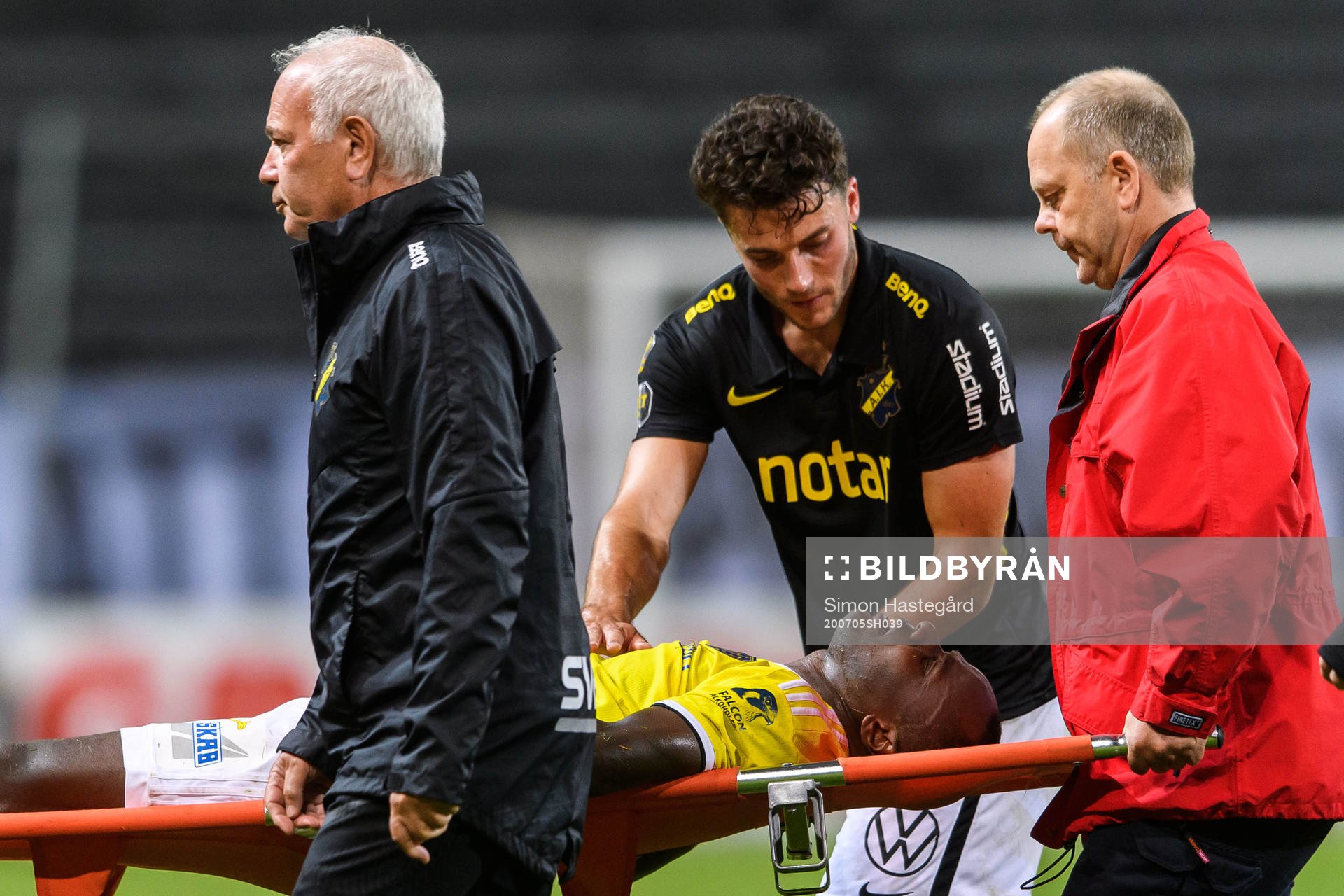 Falkenbergs Nsima Peter bärs av planen på bår och ses om