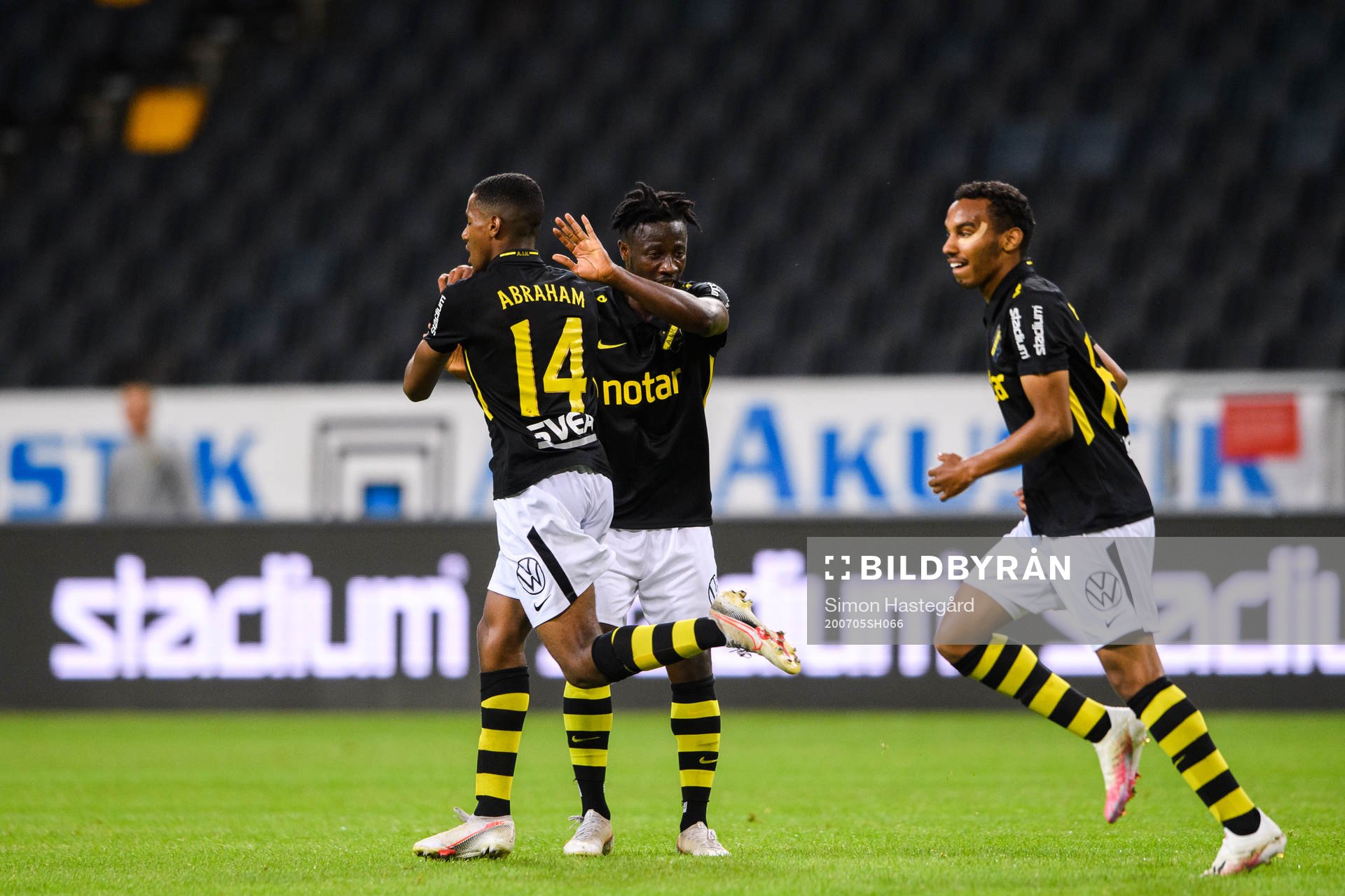 s Paulos Abraham jublar med Ebenezer Ofori och Bilal Hussein