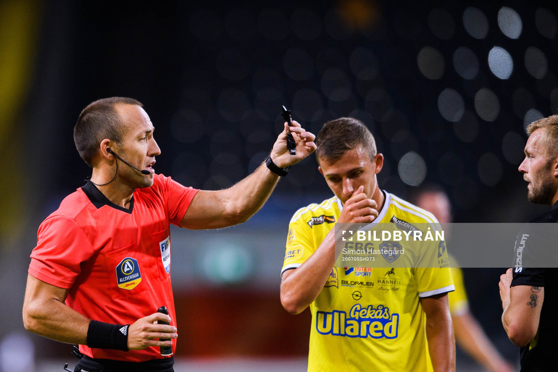 Domare Kaspar Sjöberg i samtal med AIK:s Sebastian Larsson under fotbollsmatchen i Allsvenskan mellan AIK och Falkenberg den 5 juli 2020 i Stockholm.