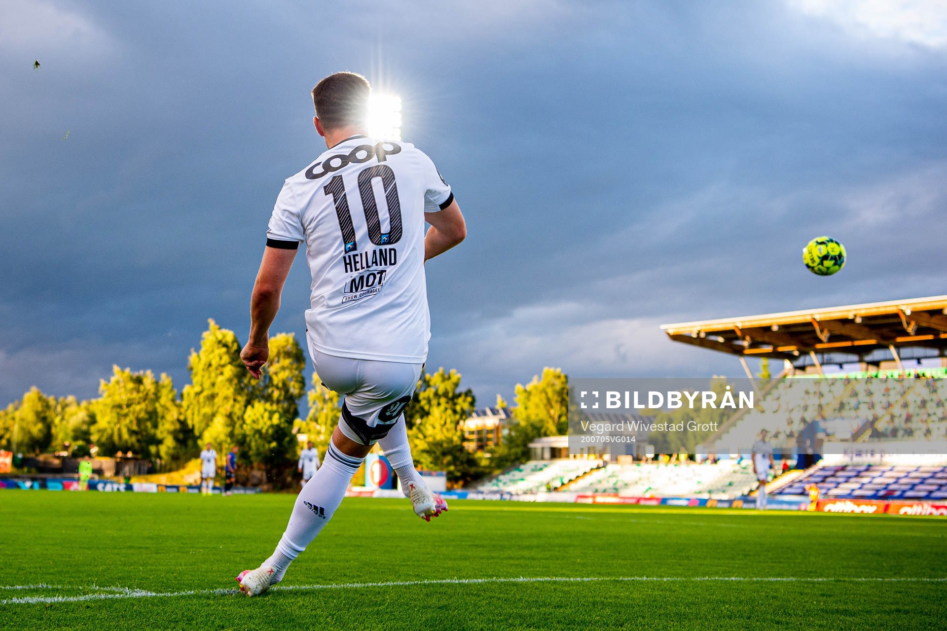 Pål André Helland of Rosenborg takes a corner kick