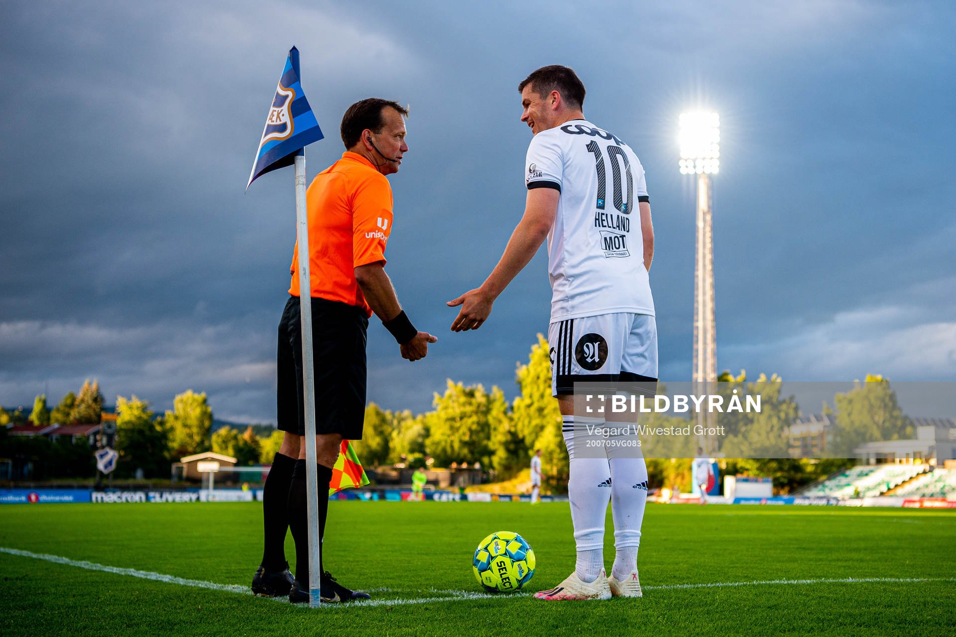 Pål André Helland of Rosenborg talks to Kim Tomas