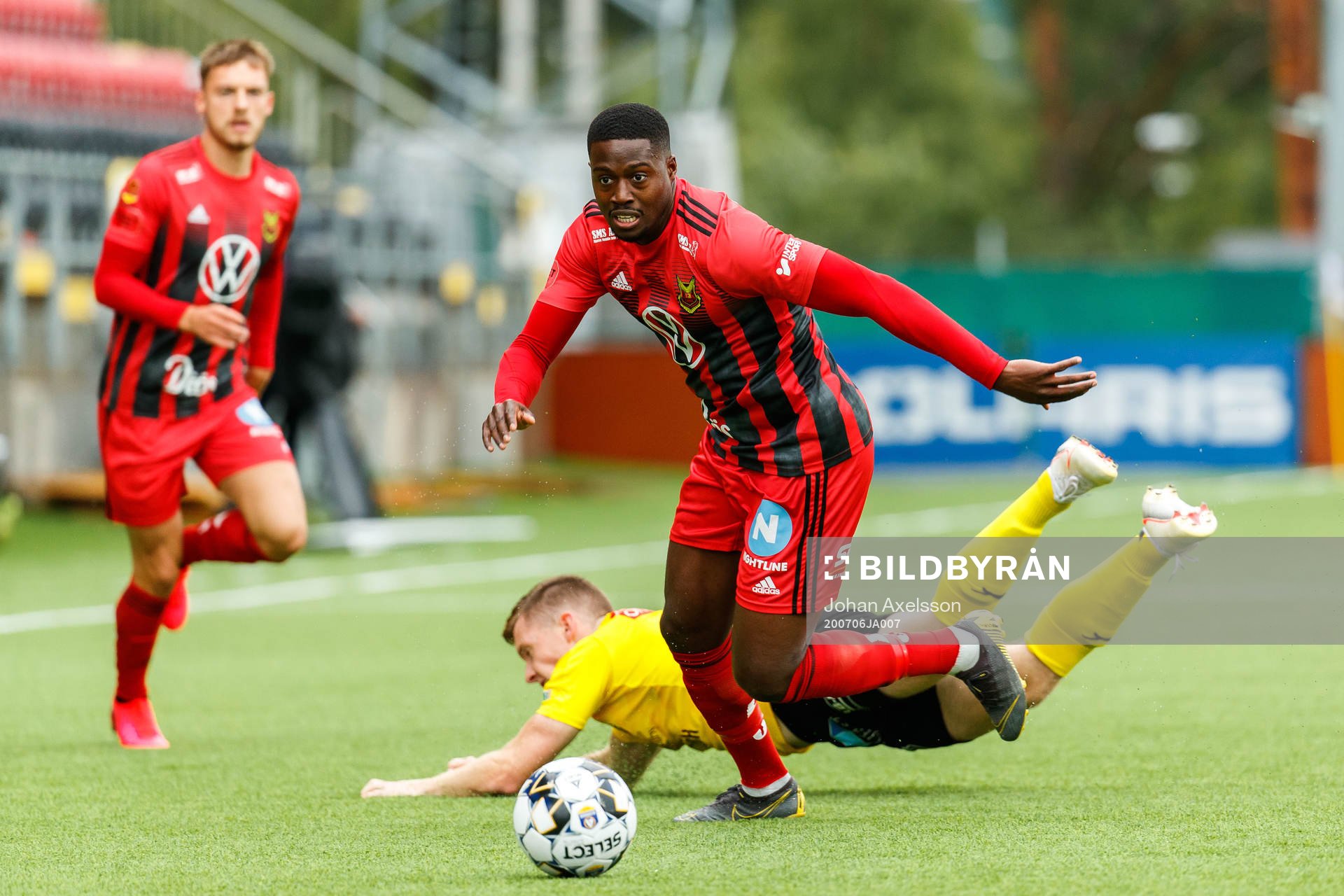 Östersunds Isak Ssewankambo och Mjällbys Viktor Agardius