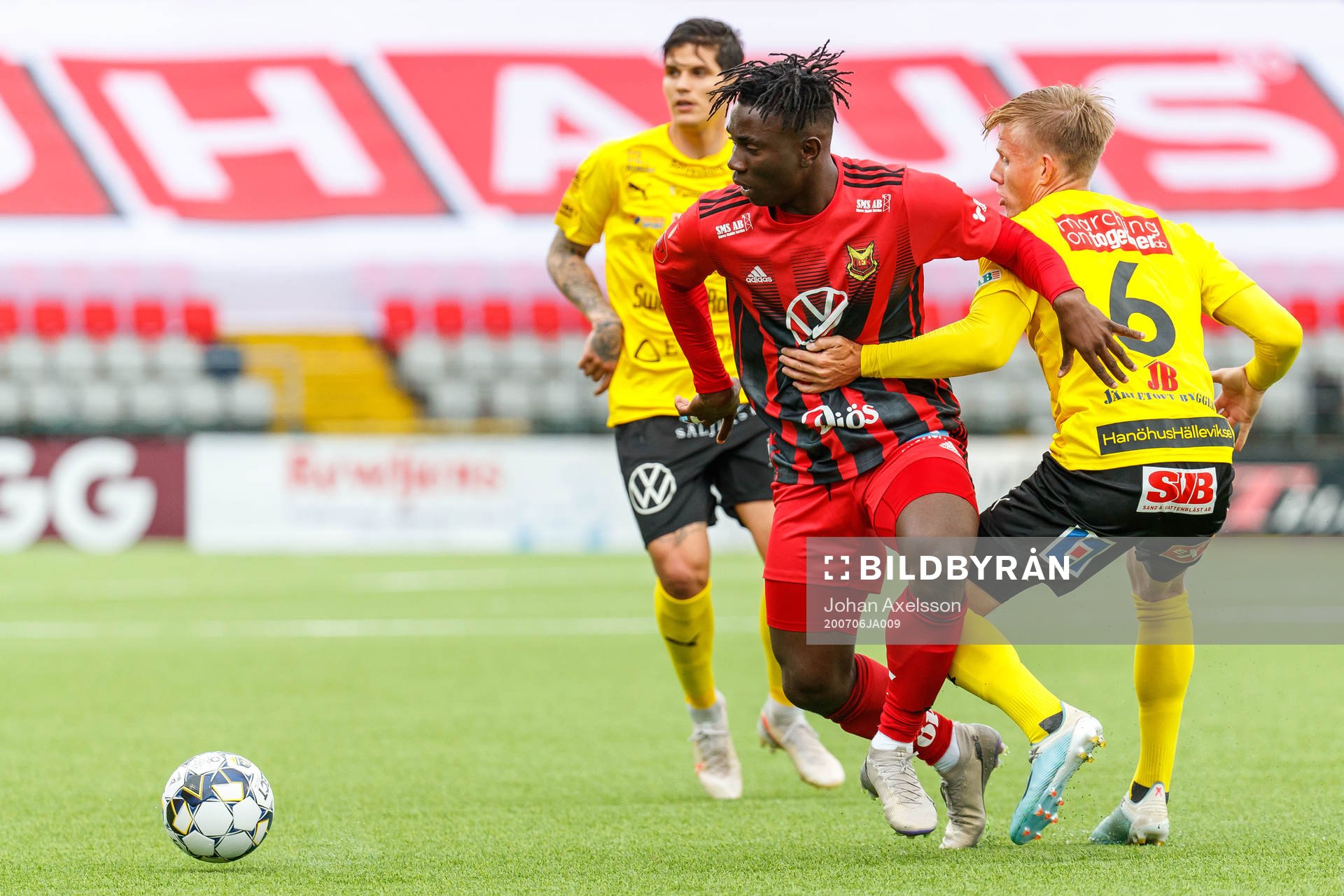 Östersunds Francis Jon-Baptiste och Mjällbys Eric