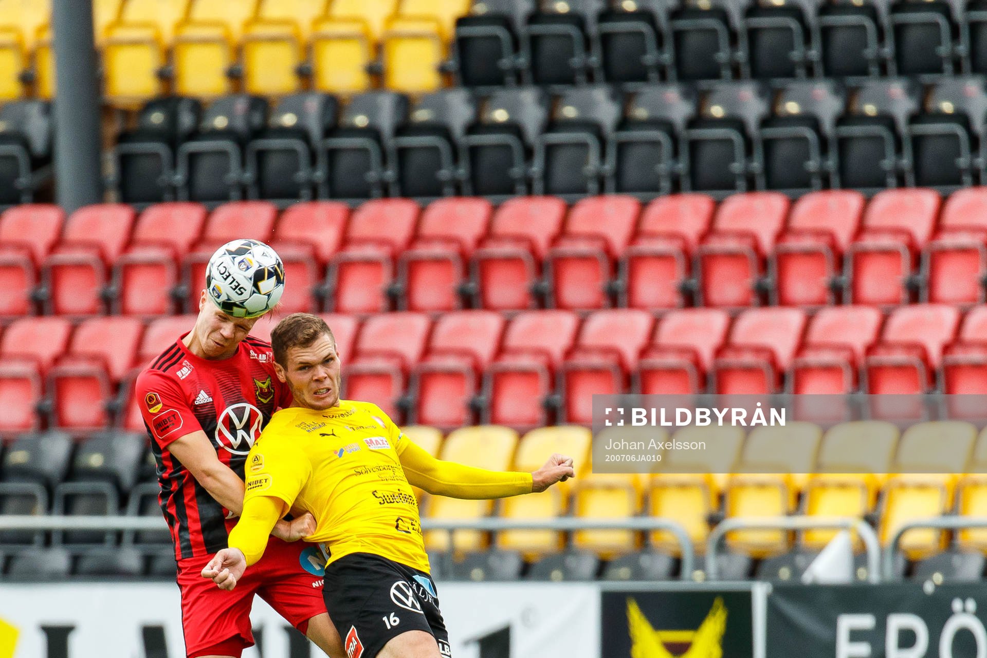 Mjällbys Jacob Bergström och Östersunds Eirik Haugan