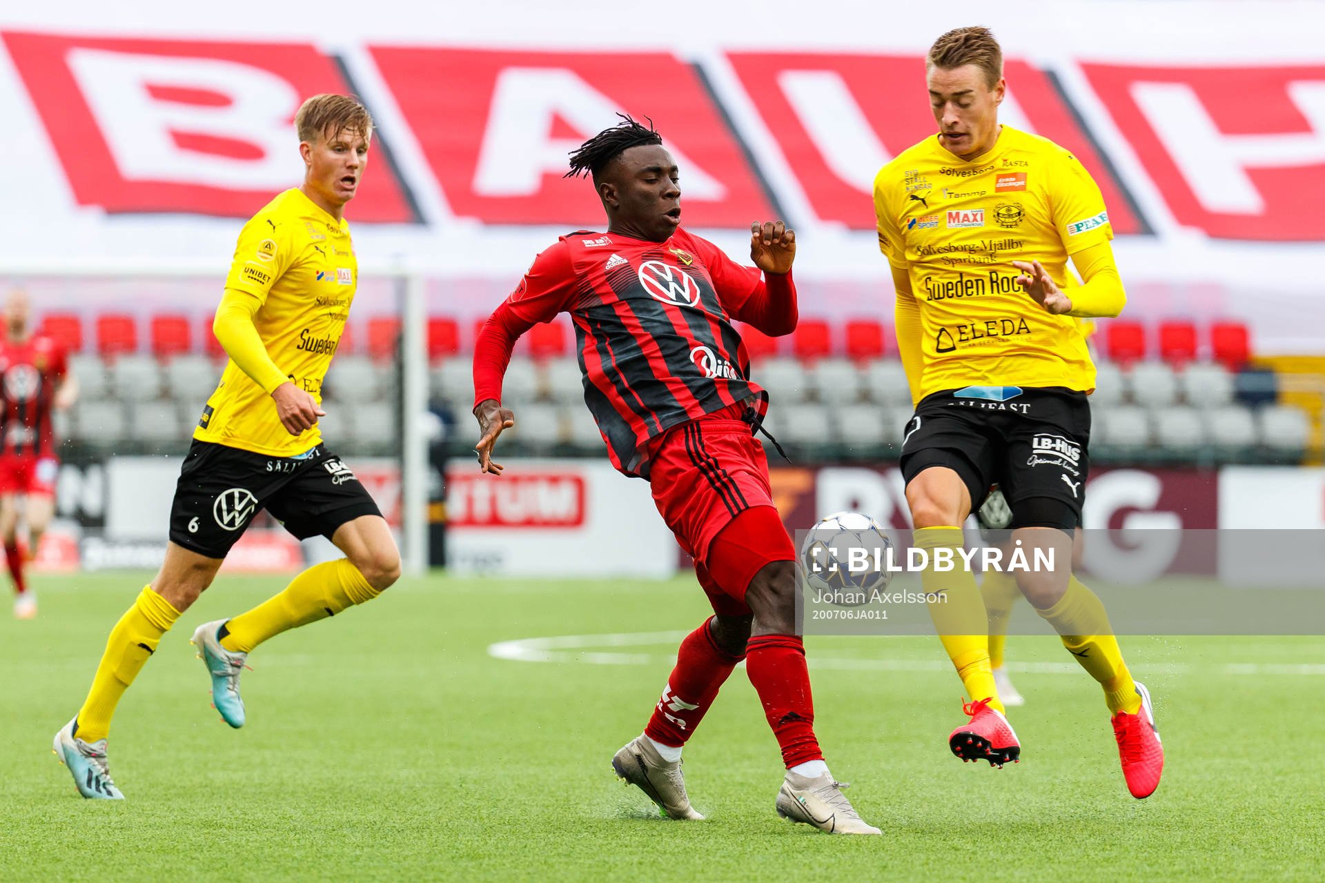 Östersunds Francis Jon-Baptiste och Mjällbys Eric
