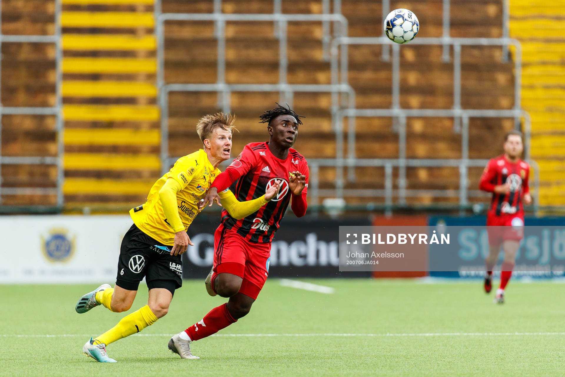 Mjällbys Eric Björkander och Östersunds Jordan Attah