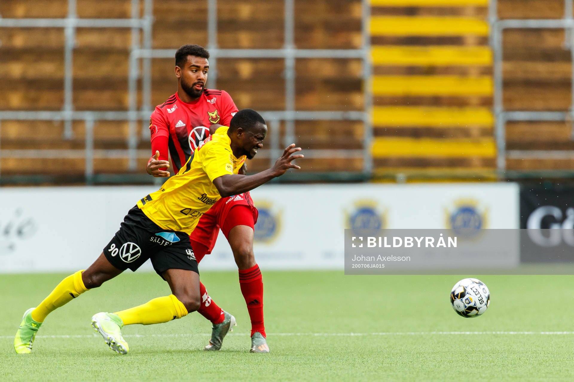 Östersunds Noah Sonko Sundberg och Mjällbys Moses Ogbu