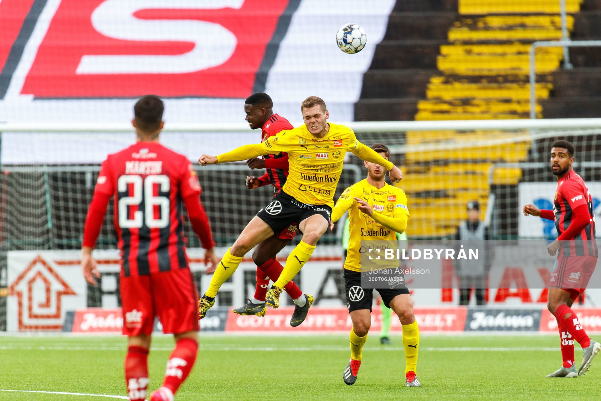 Östersunds Isak Ssewankambo och Mjällbys Jacob Bergström