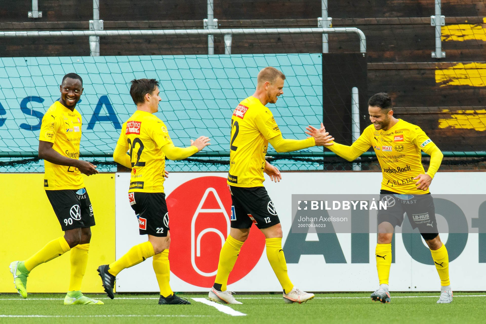 Mjällbys David Löfquist och Mohanad Jeahze jublar med lagkamrater efter 0-1 under fotbollsmatchen i Allsvenskan mellan Östersund och Mjällby den 6 juli 2020 i Östersund.