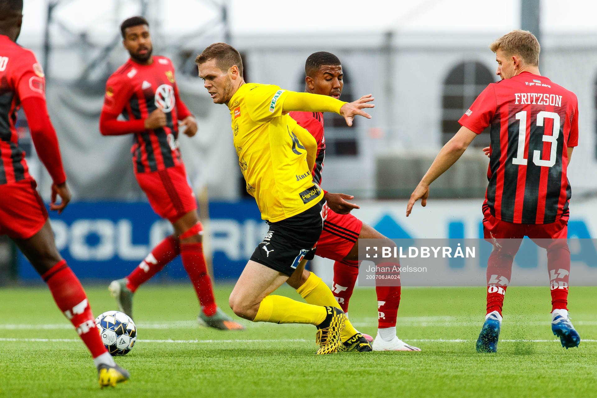 Mjällbys Jacob Bergström och Östersunds Nebiyou Perry