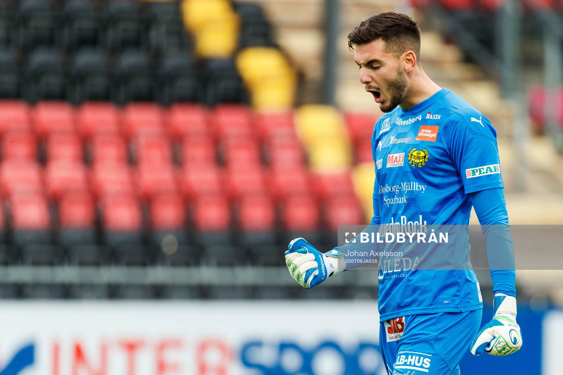 Mjällbys målvakt Marko Johansson jublar