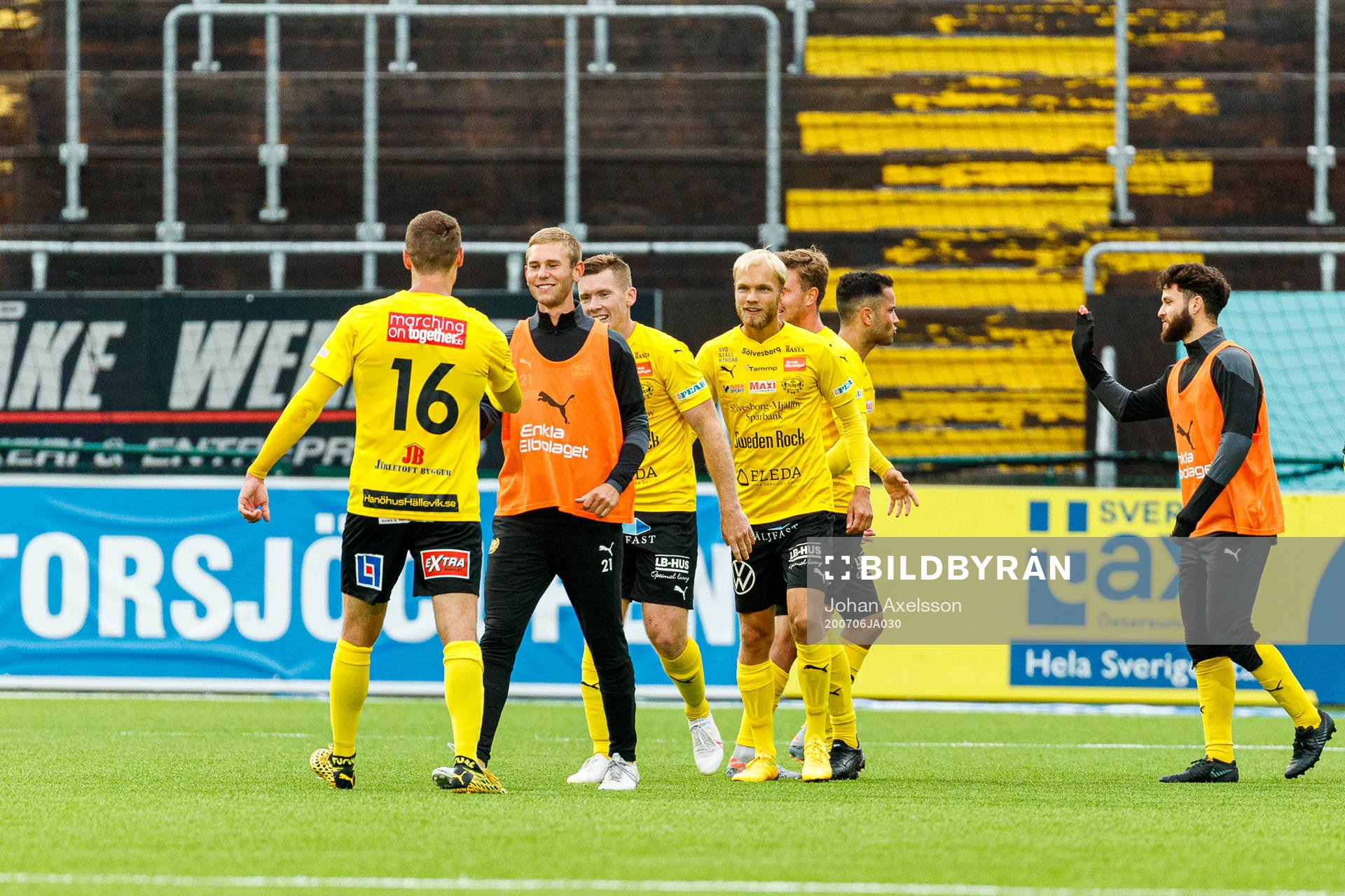 Mjällbys Jacob Bergström jublar med Adam Petersson