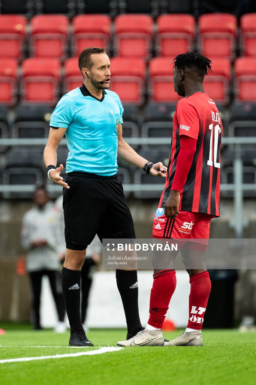 domare Victor Wolf i samtal med Östersunds Jordan Attah