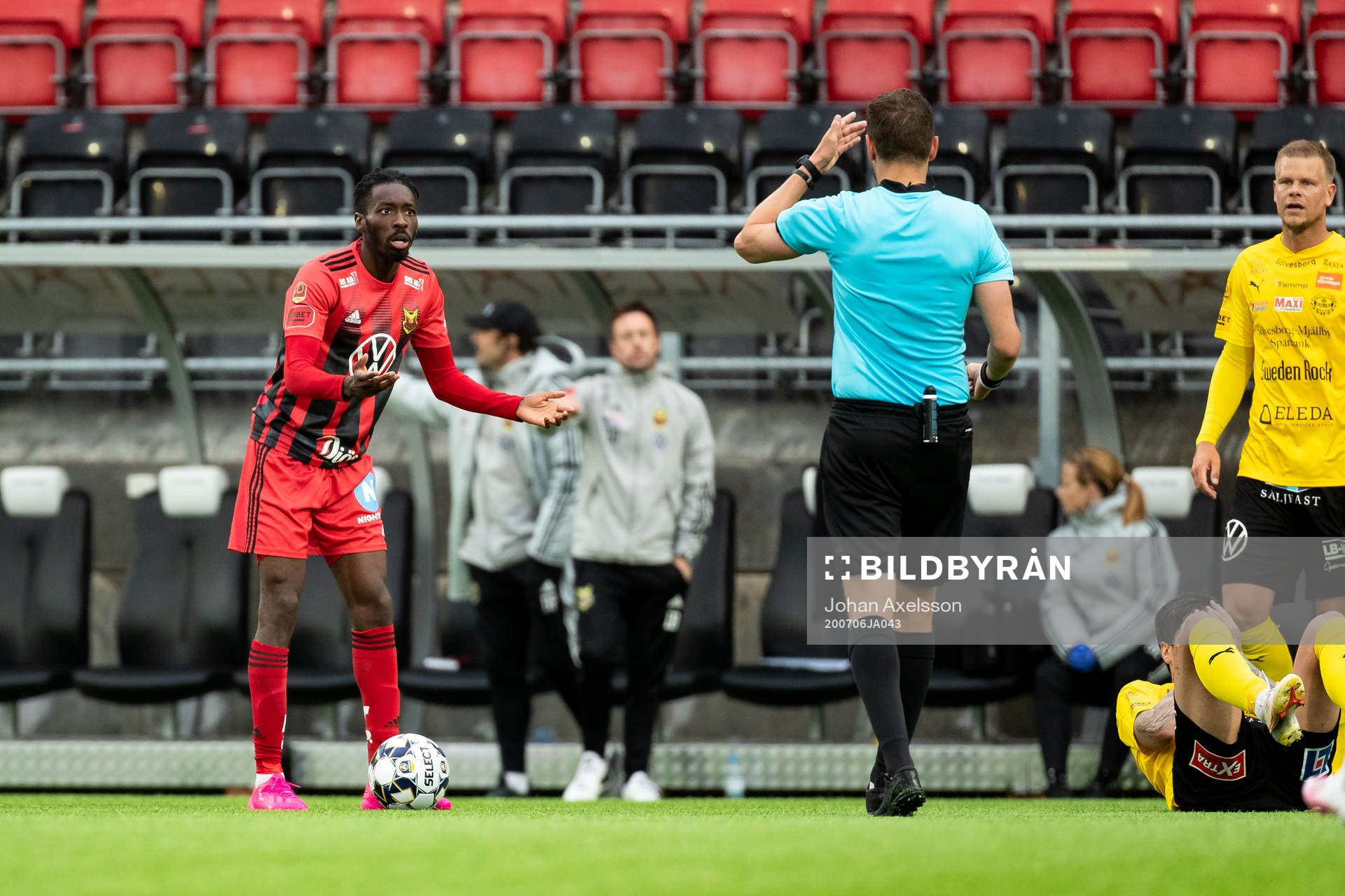 Östersunds Blair Turgott reagerar på ett domslut