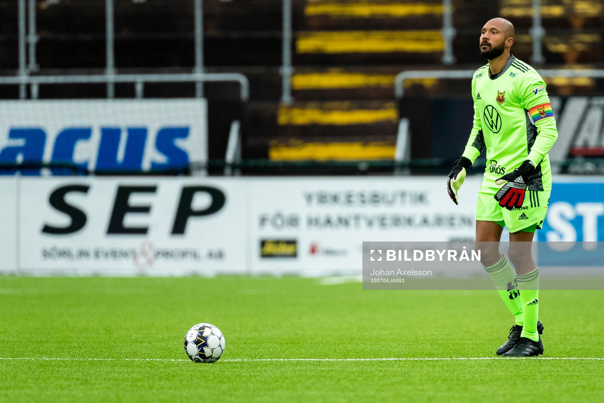 Östersunds målvakt Aly Keita slår en frispark