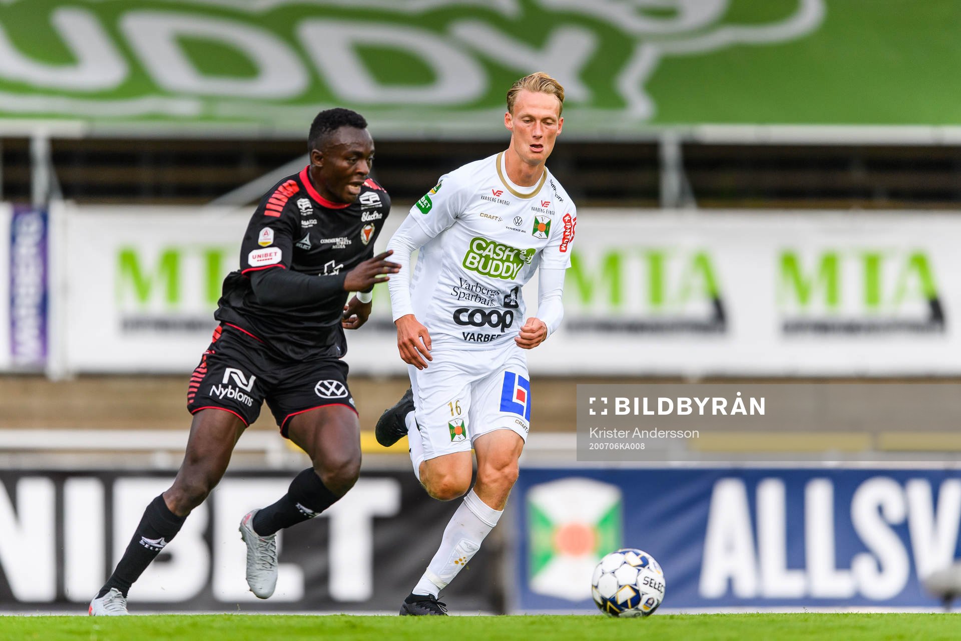 Kalmars Gbenga Arokoyo och Varbergs Alexander Johansson