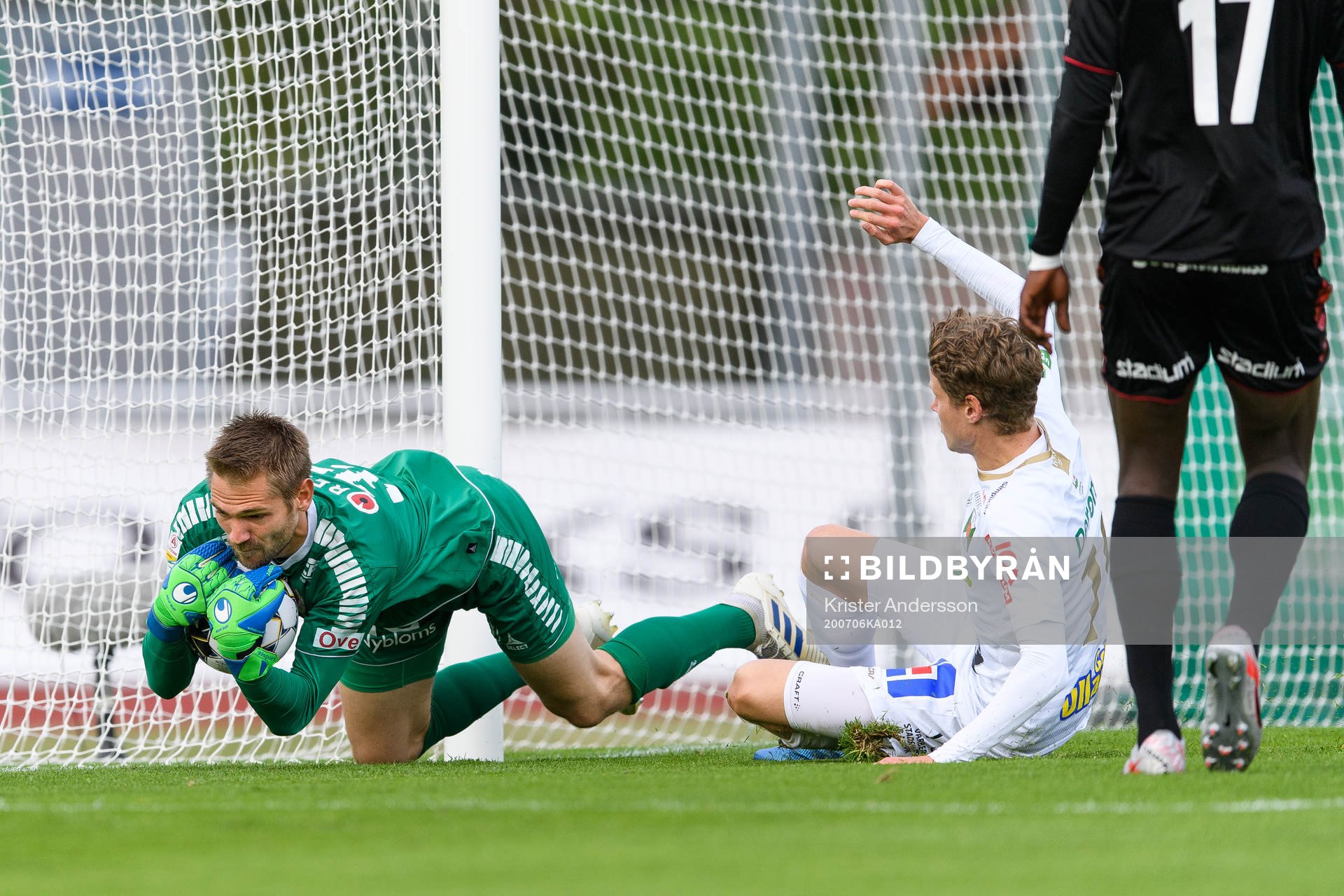 Kalmars målvakt Lucas Hägg Johansson och Varbergs Gustav