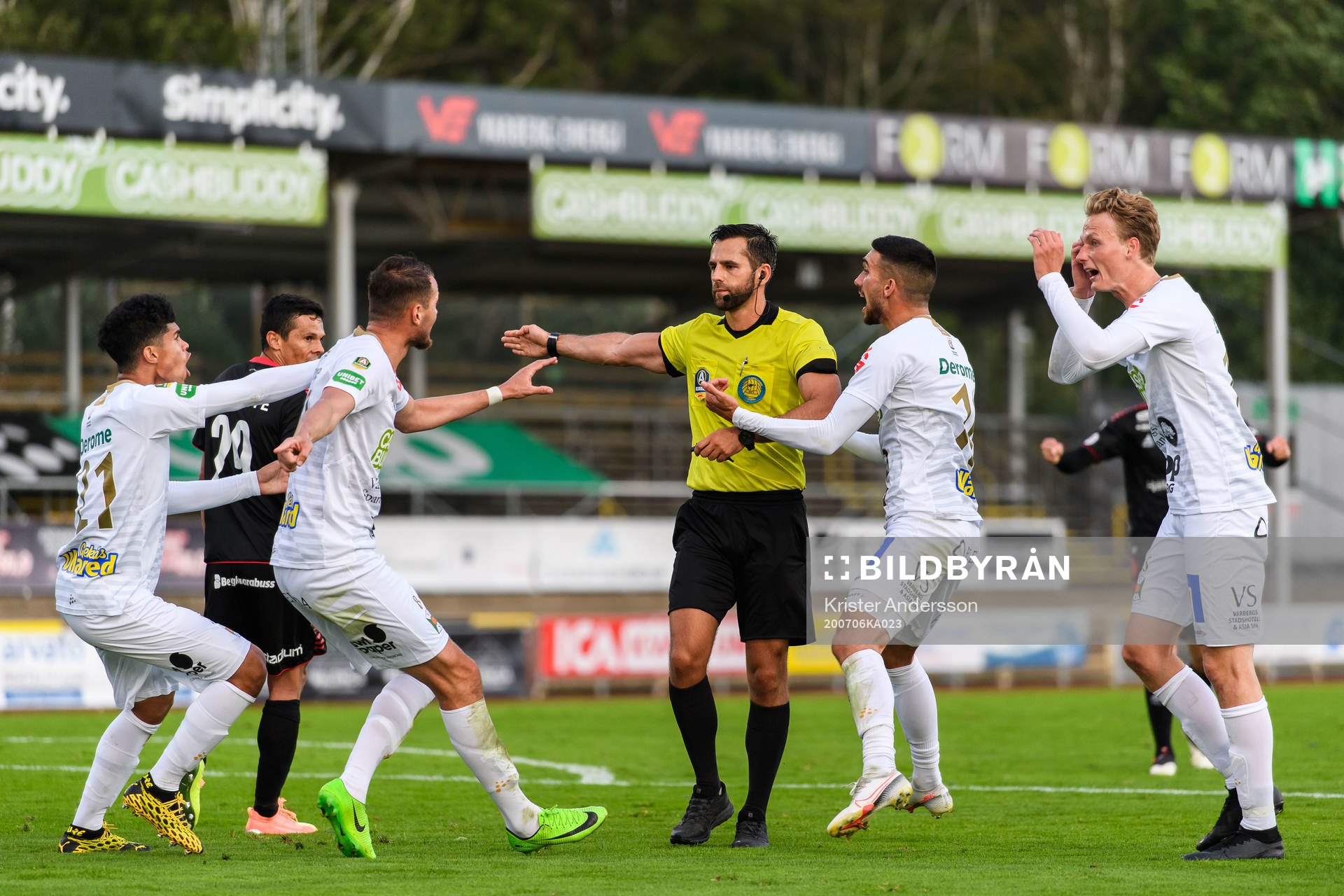 Varbergs spelare reagerar på domare Granit Maqedonci