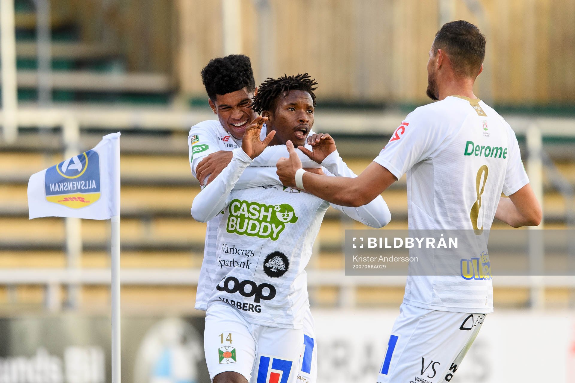 Varbergs Adama Fofana jublar med Luke Le Roux och Albert