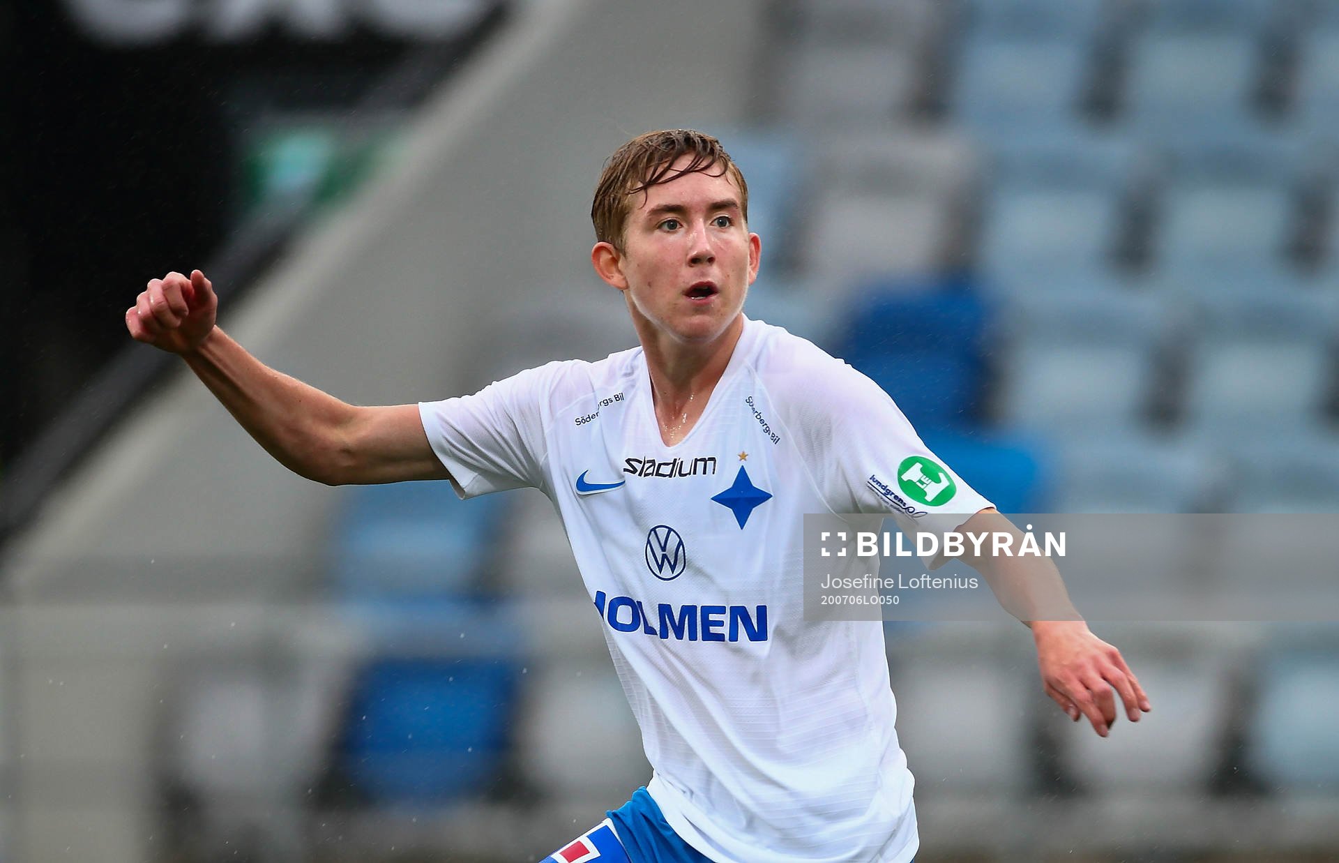 IFK Norrköpings Ísak Bergmann Jóhannesson följer bollen