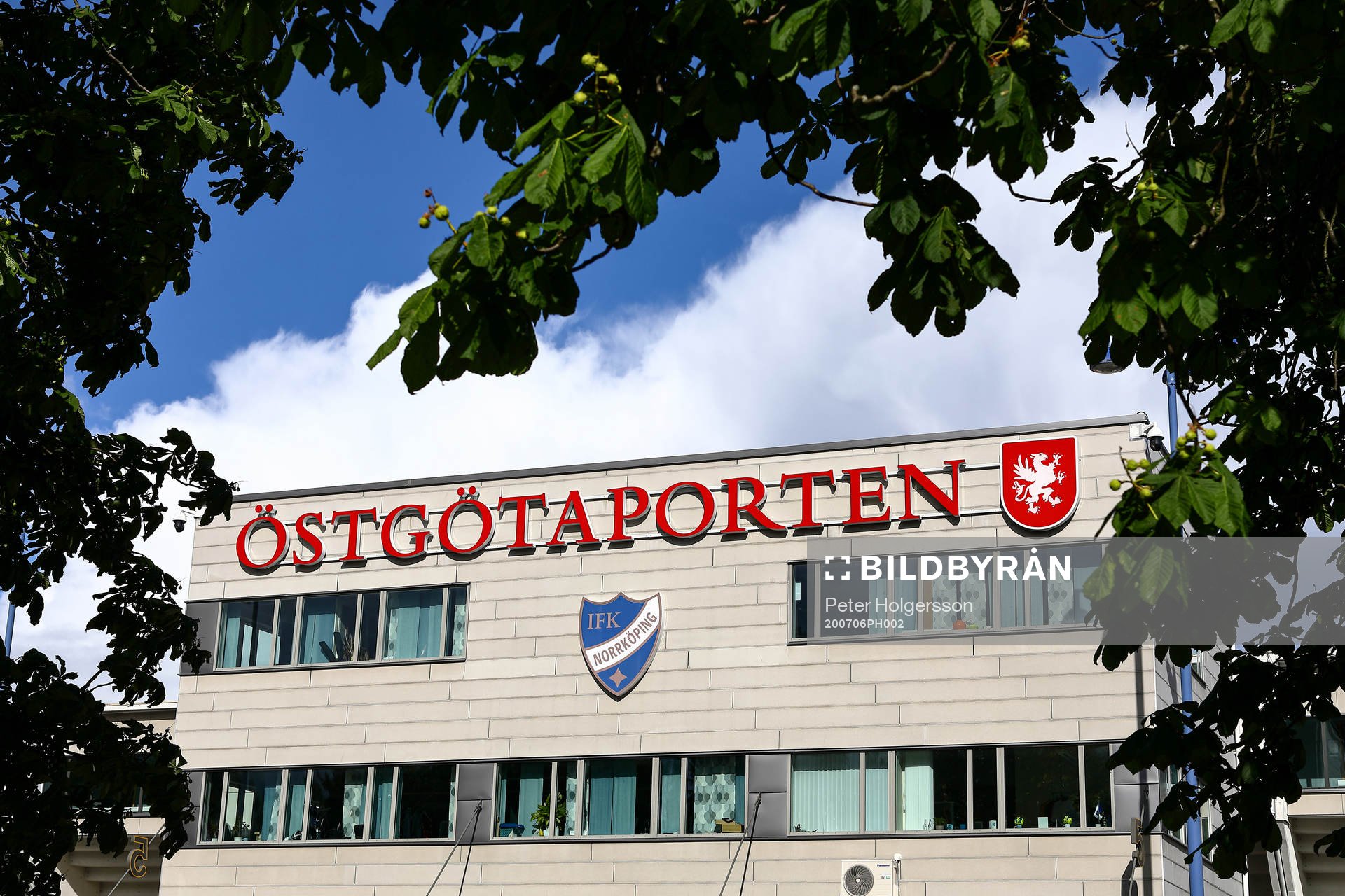 Östgötaporten före fotbollsmatchen i Allsvenskan mellan