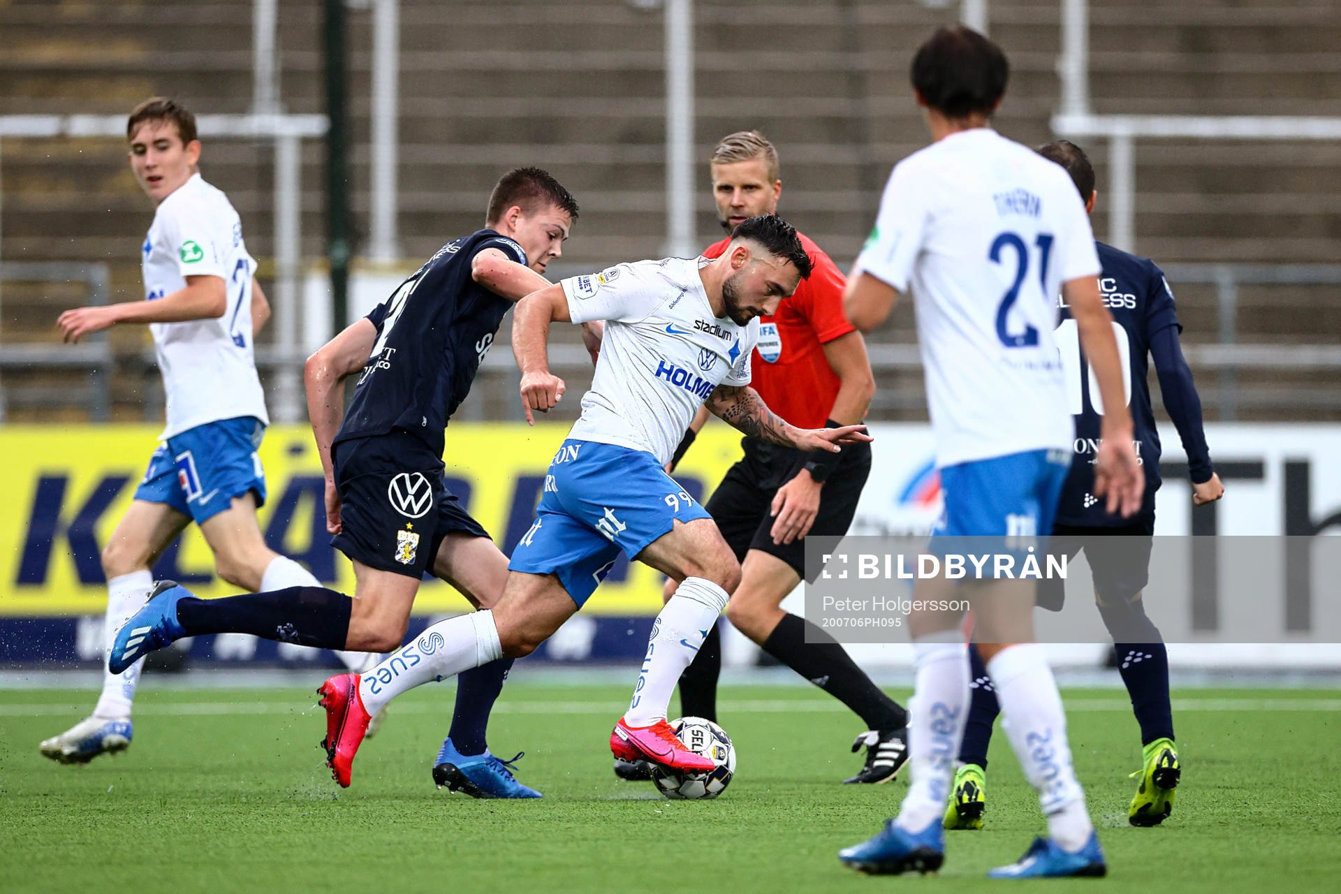 IFK Norrköpings Sead Haksabanovic och domare Glenn Nyberg