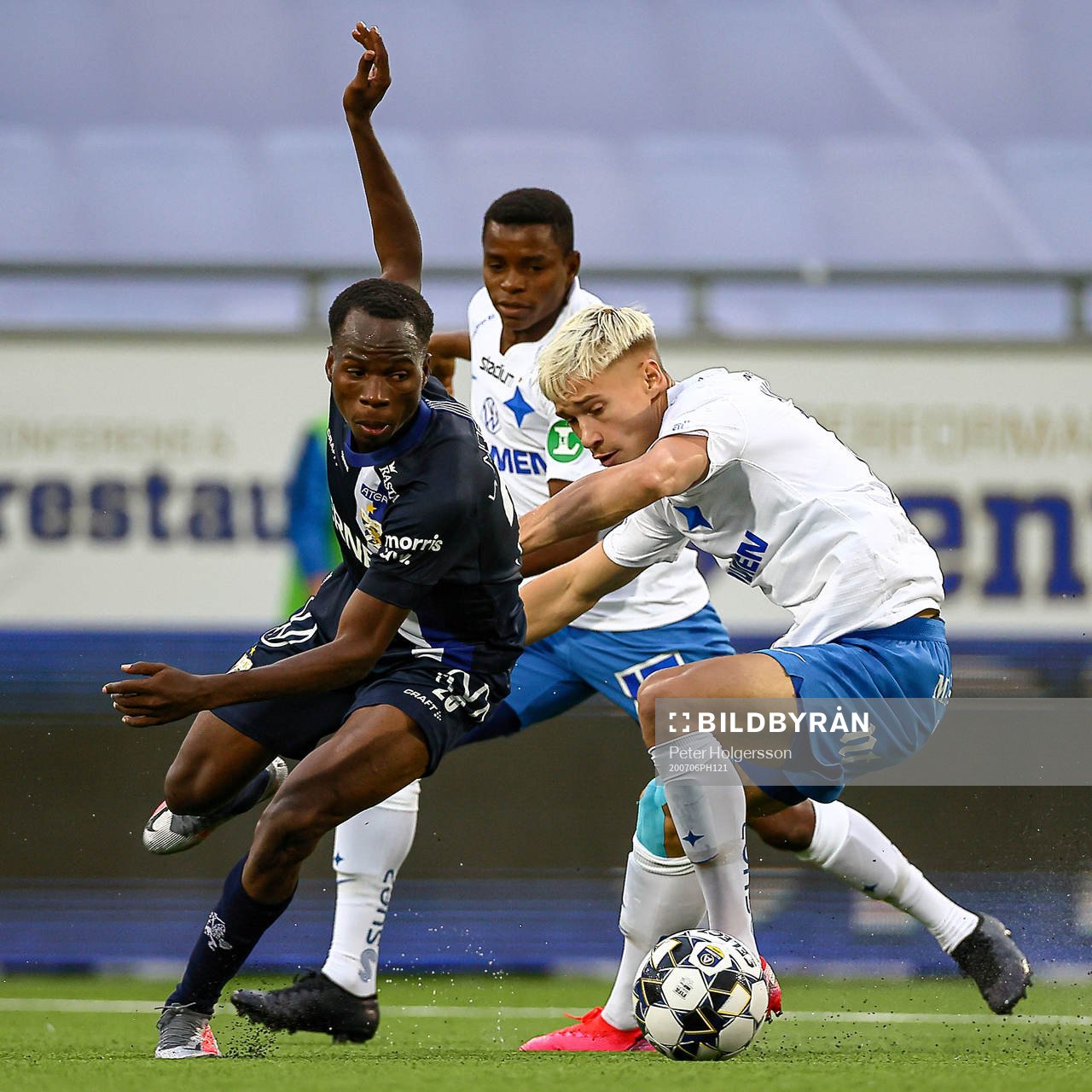 IFK Göteborgs André Calisir och IFK Norrköpings Pontus Almqvist under fotbollsmatchen i Allsvenskan mellan IFK Norrköping och IFK Göteborg den 6 juli 2020 i Norrköping.