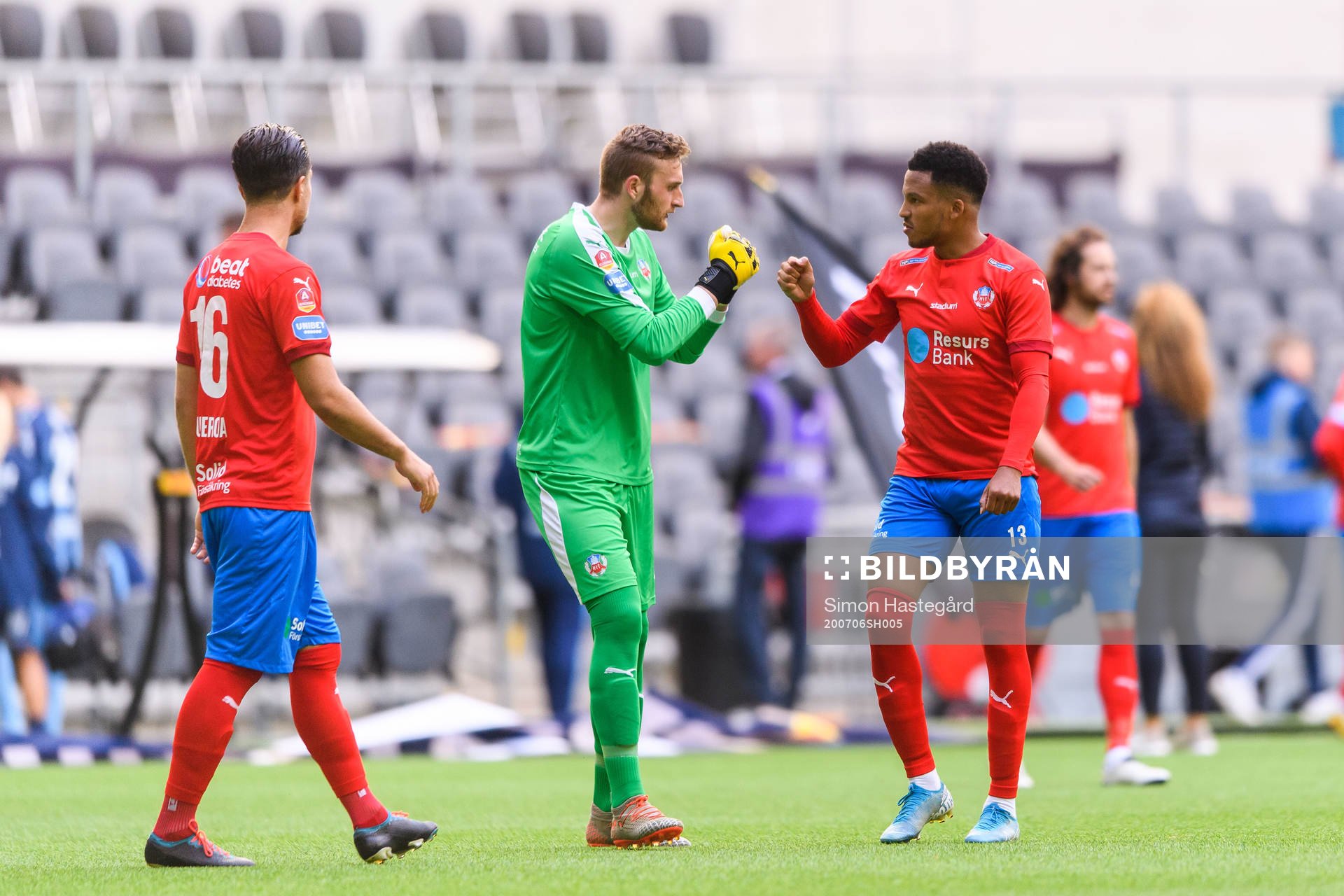 Helsingborgs målvakt Alexander Nilsson och Martin Olsson