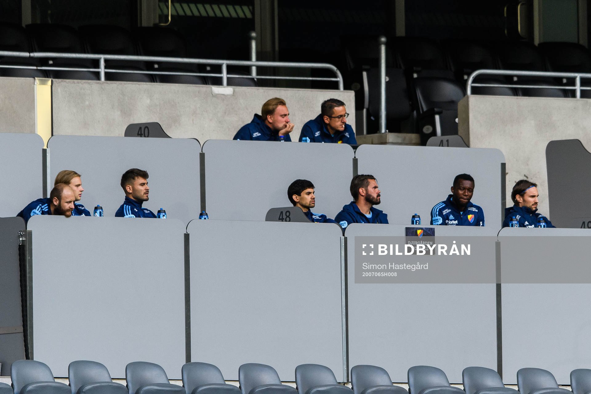 Djurgårdens Jesper Nyholm mfl på bänken/läkaren