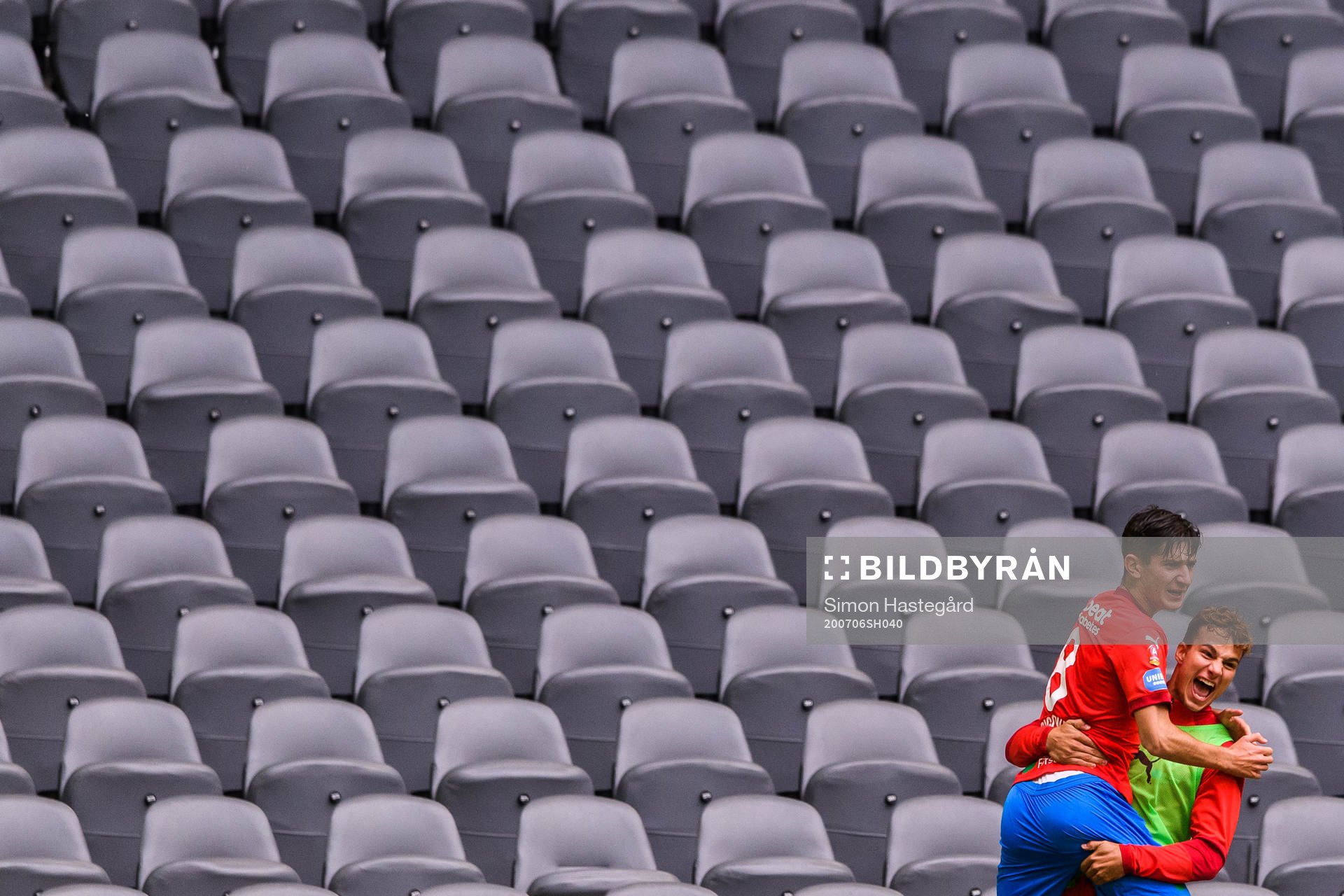 Helsingborgs Armin Gigovic jublar med lagkamrater efter 2-2 under fotbollsmatchen i Allsvenskan mellan Djurgården och Helsingborg den 6 juli 2020 i Stockholm.