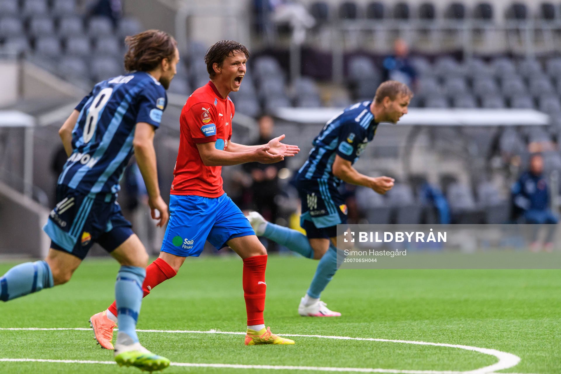 Helsingborgs Max Svensson reagerar