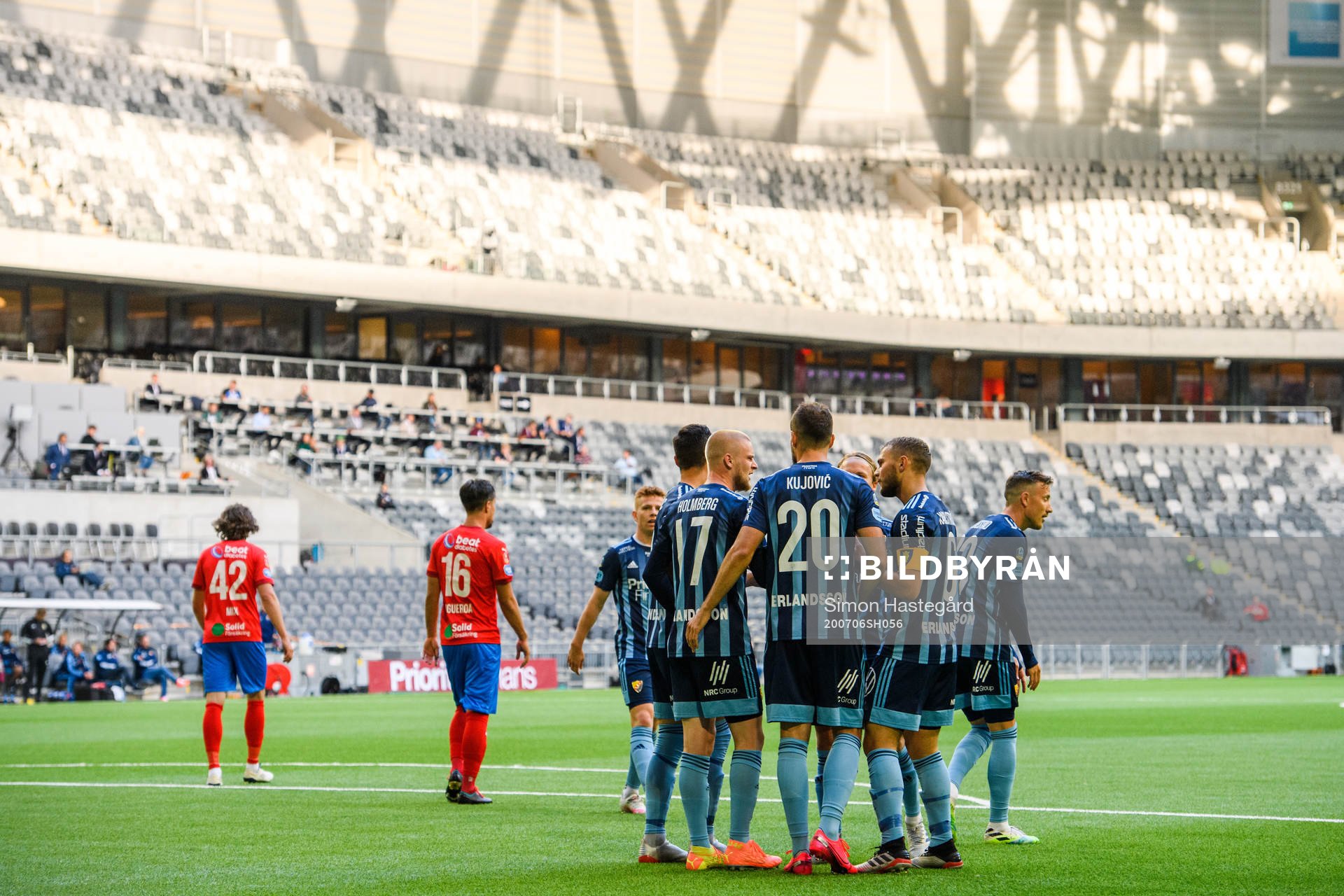 Djurgårdens spelar jublar med Kalle Holmberg