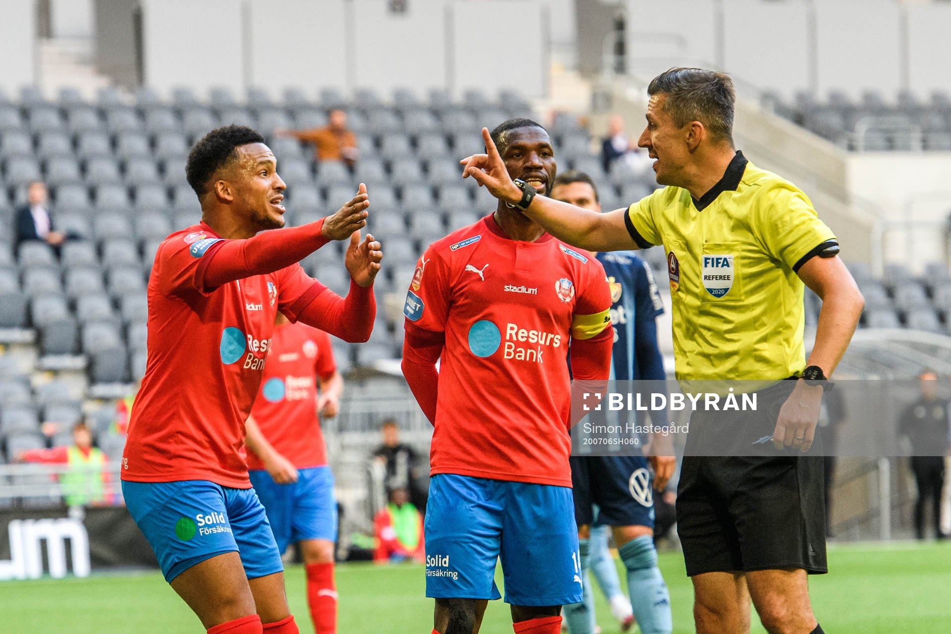 Helsingborgs Martin Olsson och Alhaji Gero i samtal med