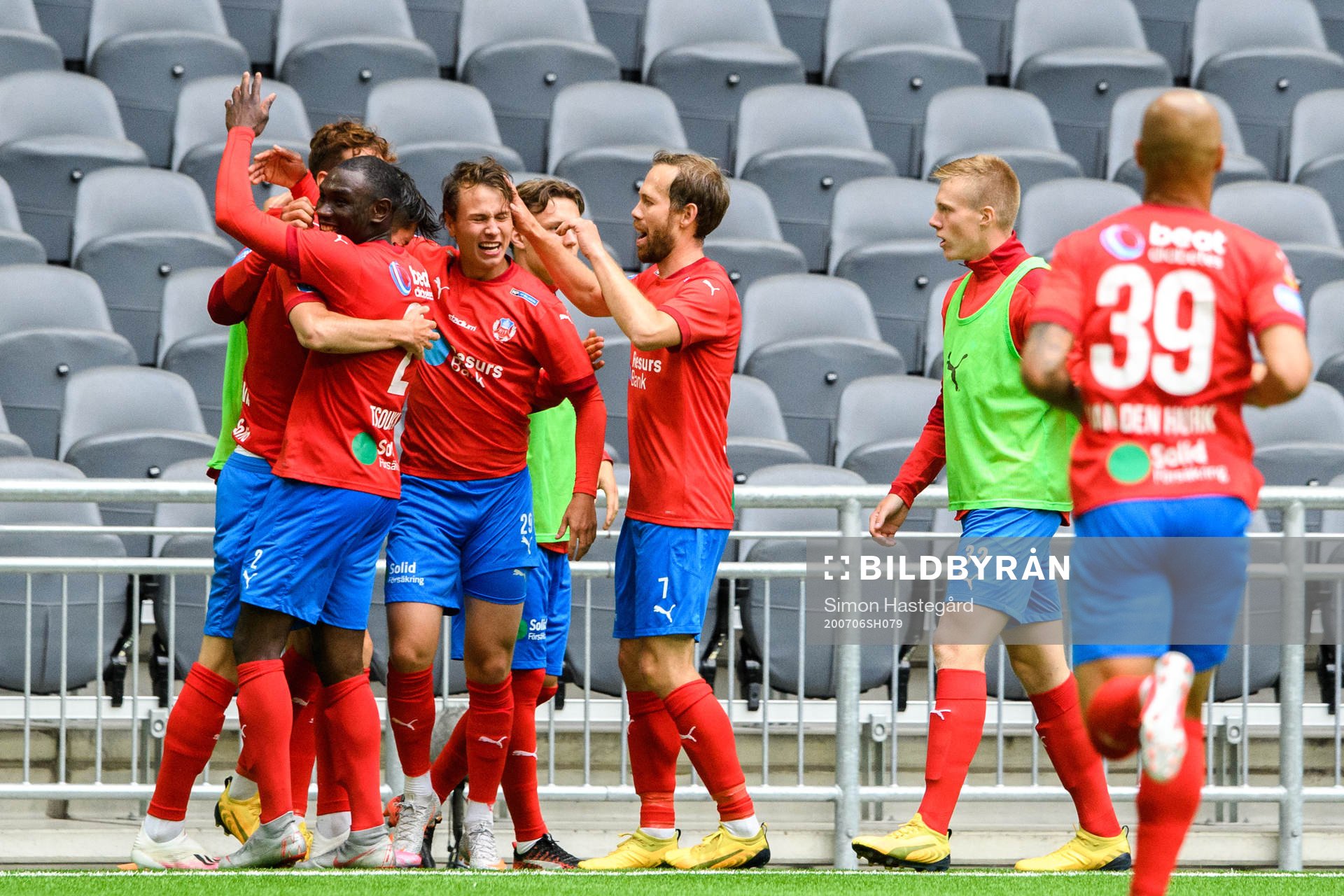 Helsingborgs spelare jublar med Armin Gigovic