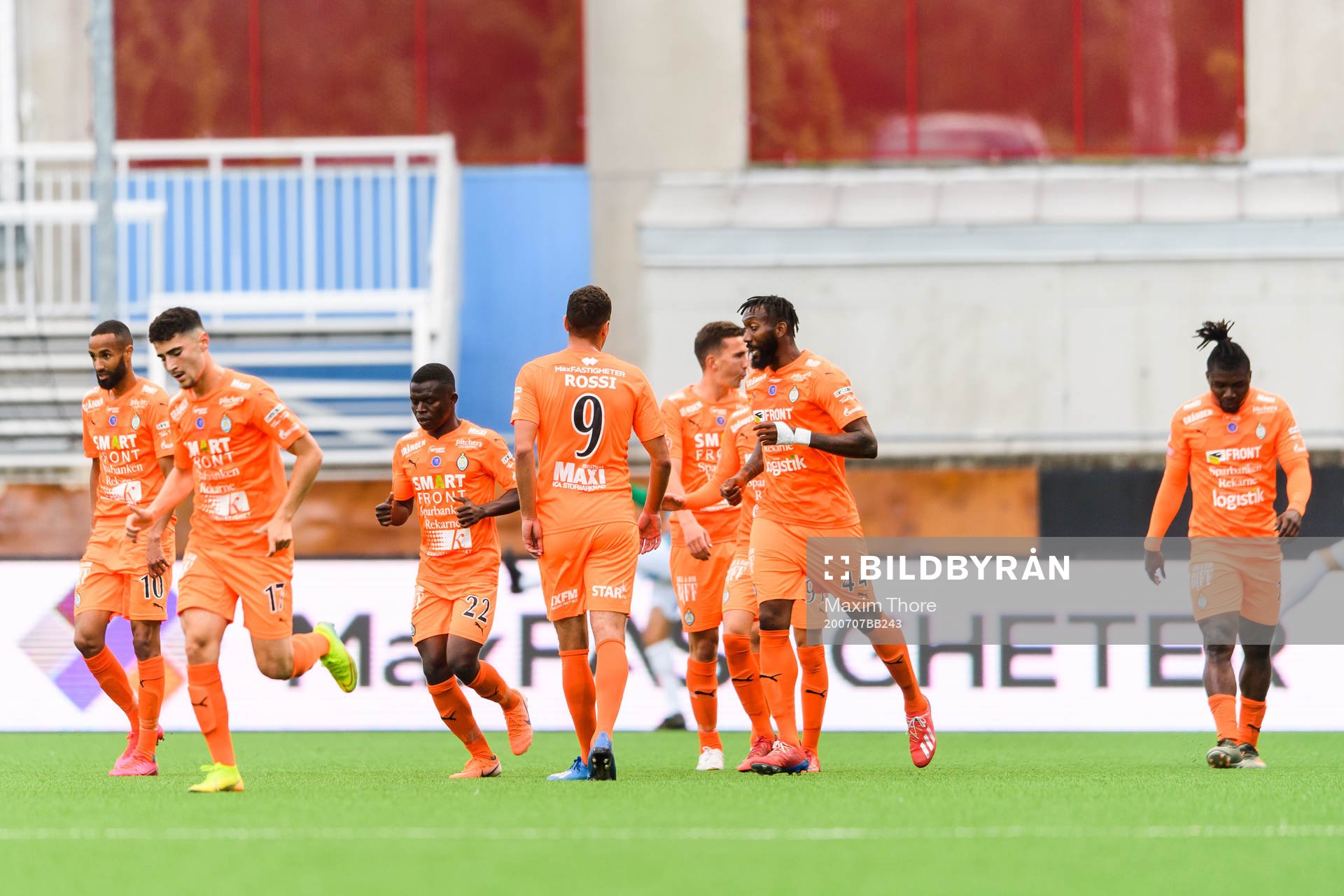 AFC Eskilstunas Samuel Nnamani jublar med lagkamrater