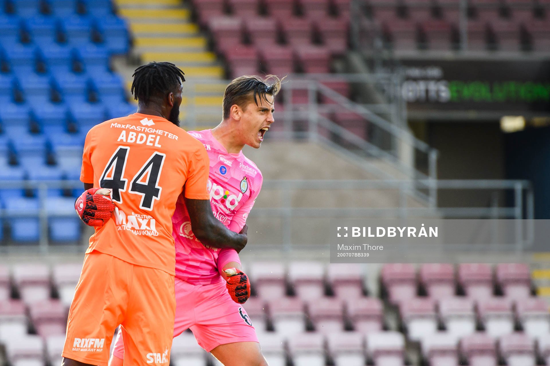 AFC Eskilstunas målvakt Wille Jakobsson jublar