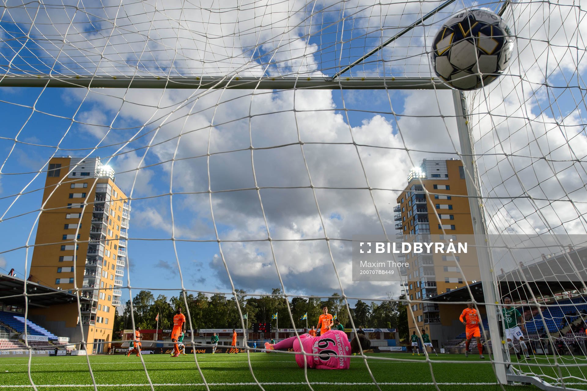 AFC Eskilstunas målvakt Wille Jakobsson släpper in 0-1 av Jönköpings Moustafa Zeidan (ej i bild) under fotbollsmatchen i Superettan mellan AFC Eskilstuna och Jönköpings Södra den 7 juli 2020 i Eskilstuna.