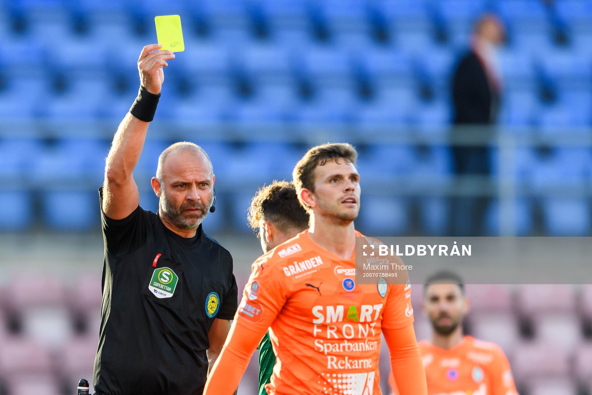 Domare Robert Daradic delar ut en varning till AFC