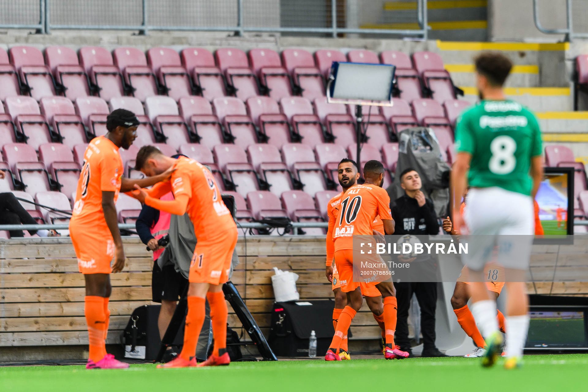 AFC Eskilstunas Govand Haidar jublar med lagkamrater