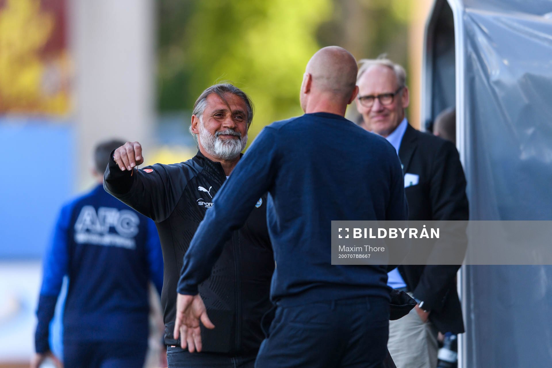 AFC Eskilstunas tränare Özcan Melkemichel hälsar på