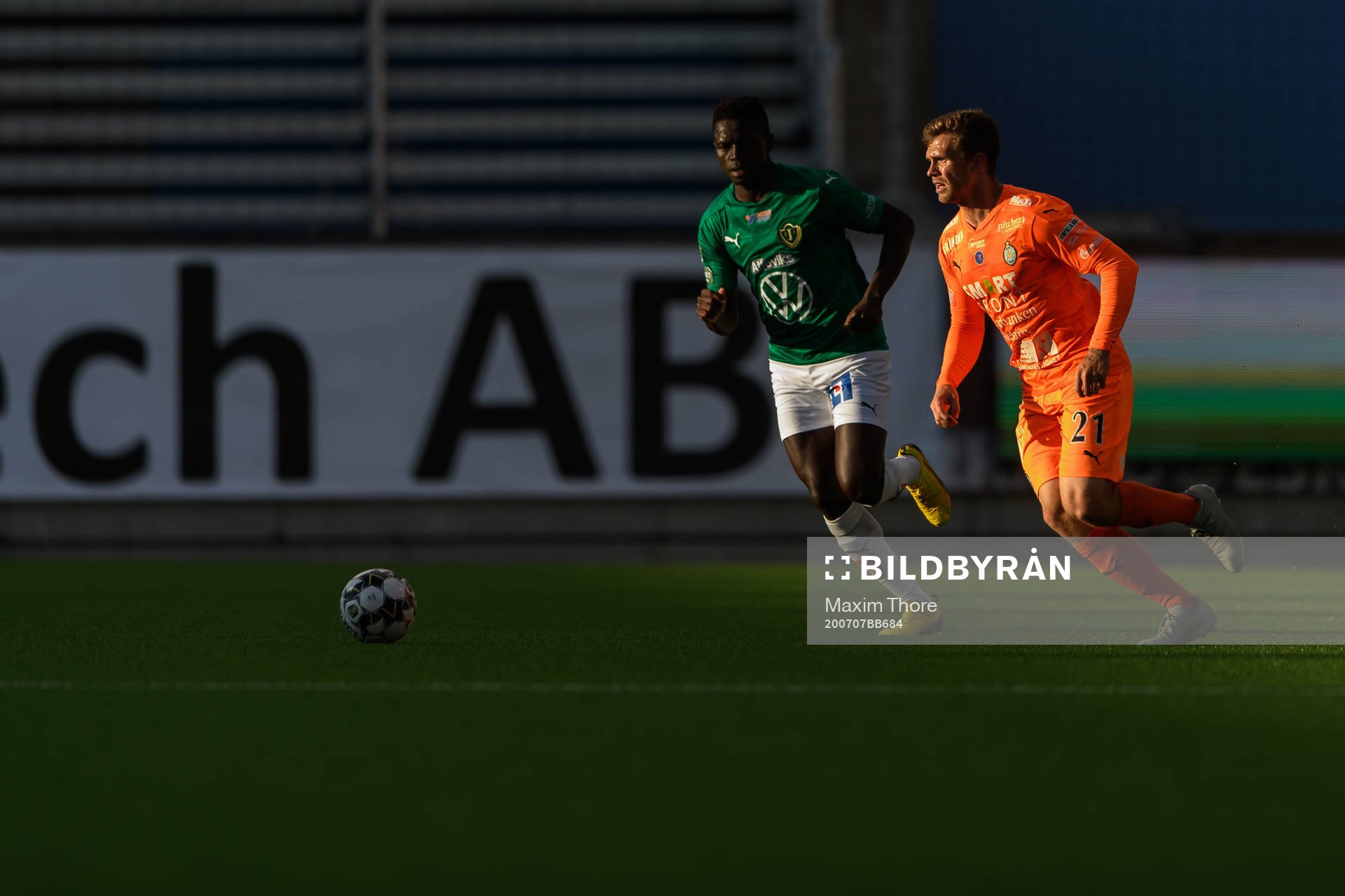 Jönköpings Eric Omondi och AFC Eskilstunas Jesper Manns under fotbollsmatchen i Superettan mellan AFC Eskilstuna och Jönköpings Södra den 7 juli 2020 i Eskilstuna.