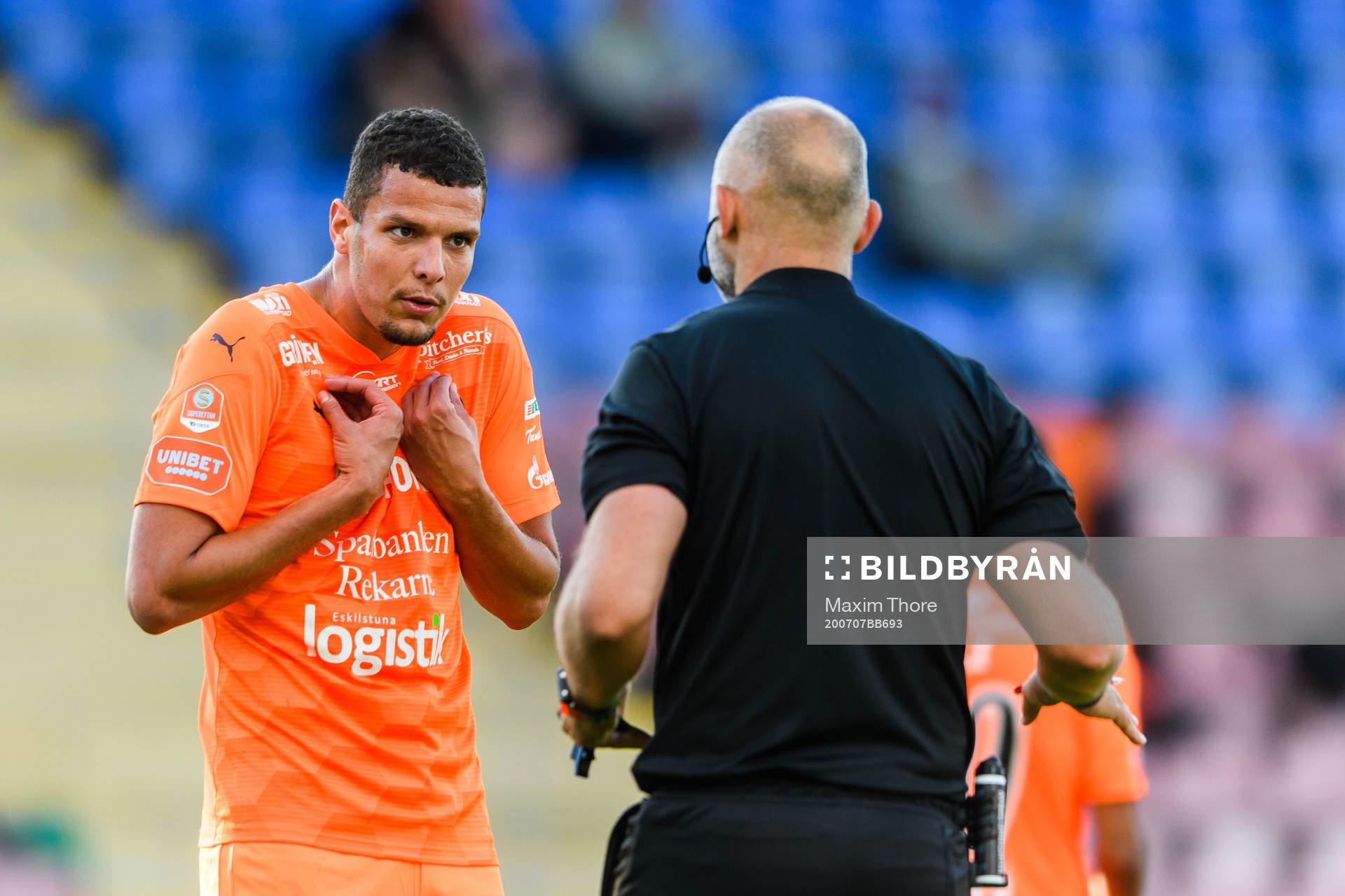 AFC Eskilstunas Karim Rossi i samtal med domare Robert